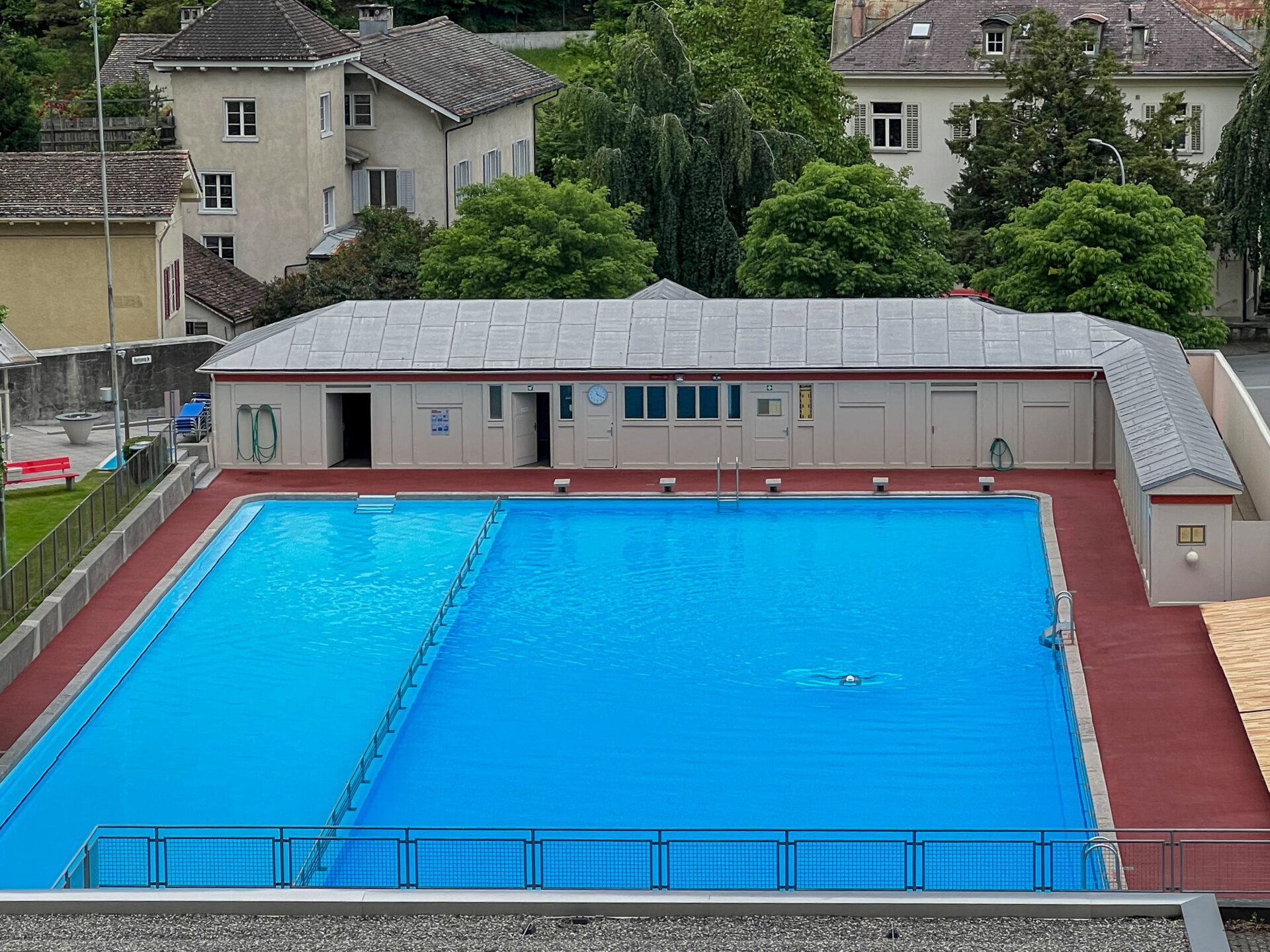 Einsamer Schwimmer im Freibad von Chur