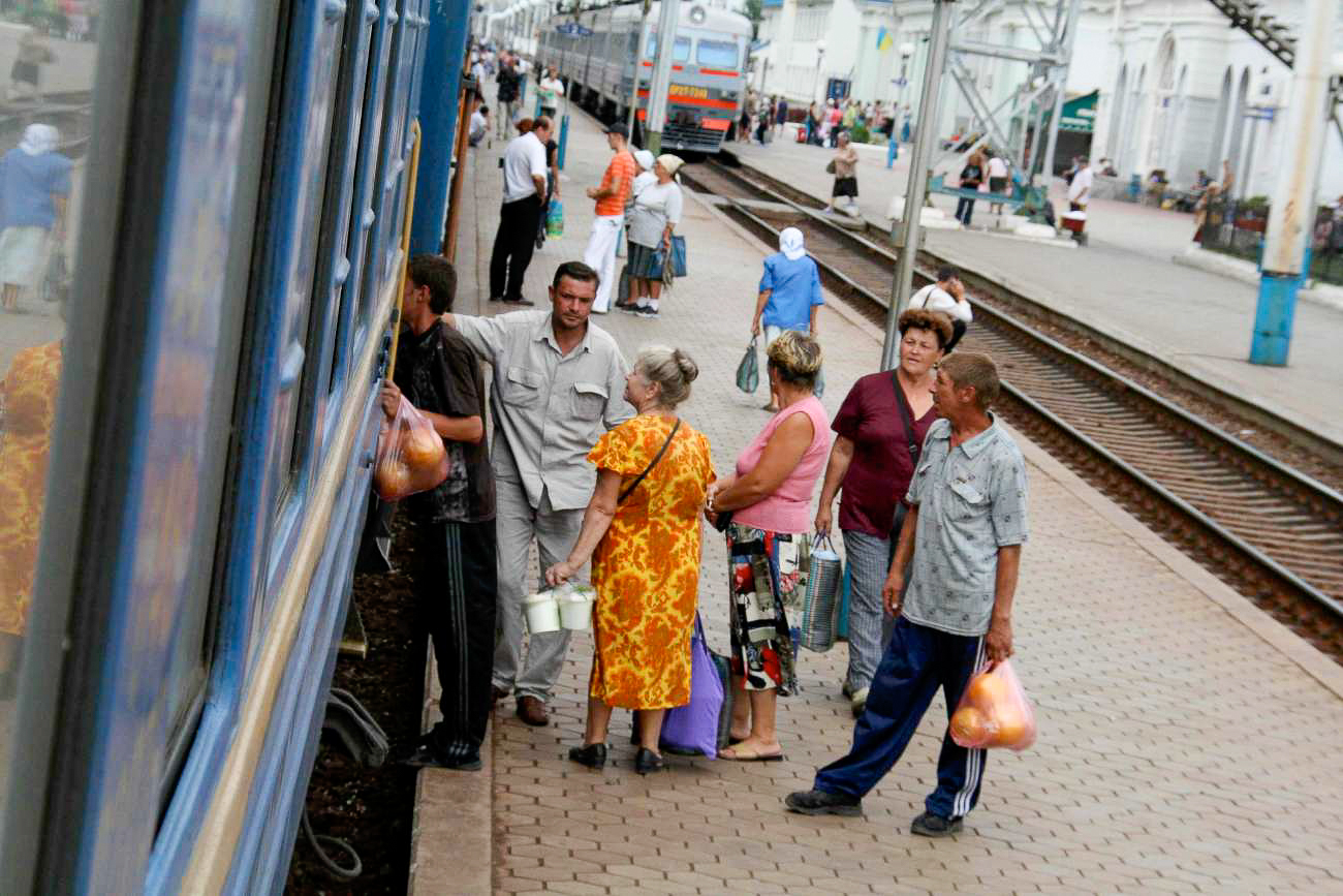 Fliegende Händler auf dem Gleis eines ukrainischen Bahnhofs im Jahr 2007