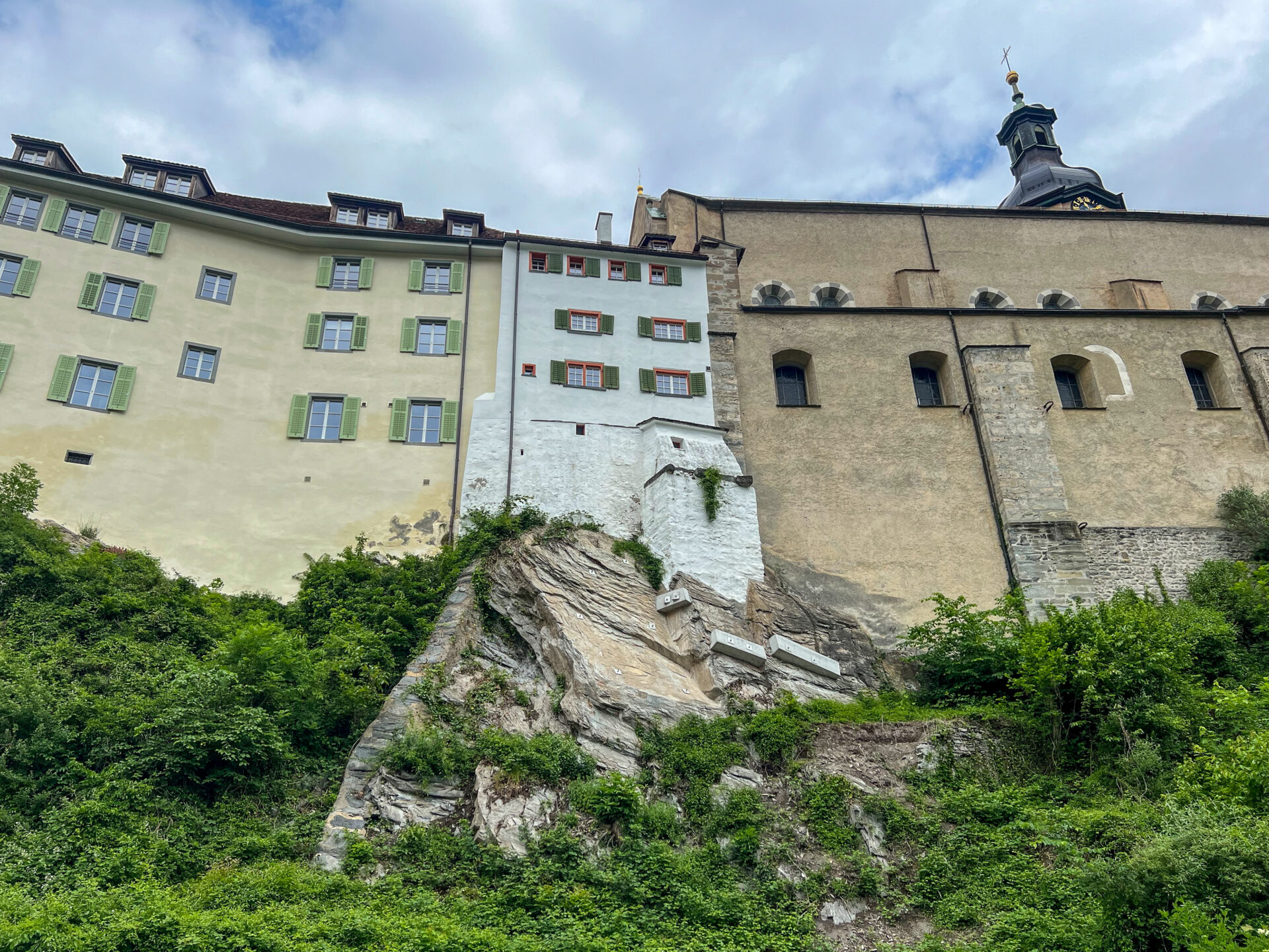 Außenwand der kathedrale von Chur mit Felsen