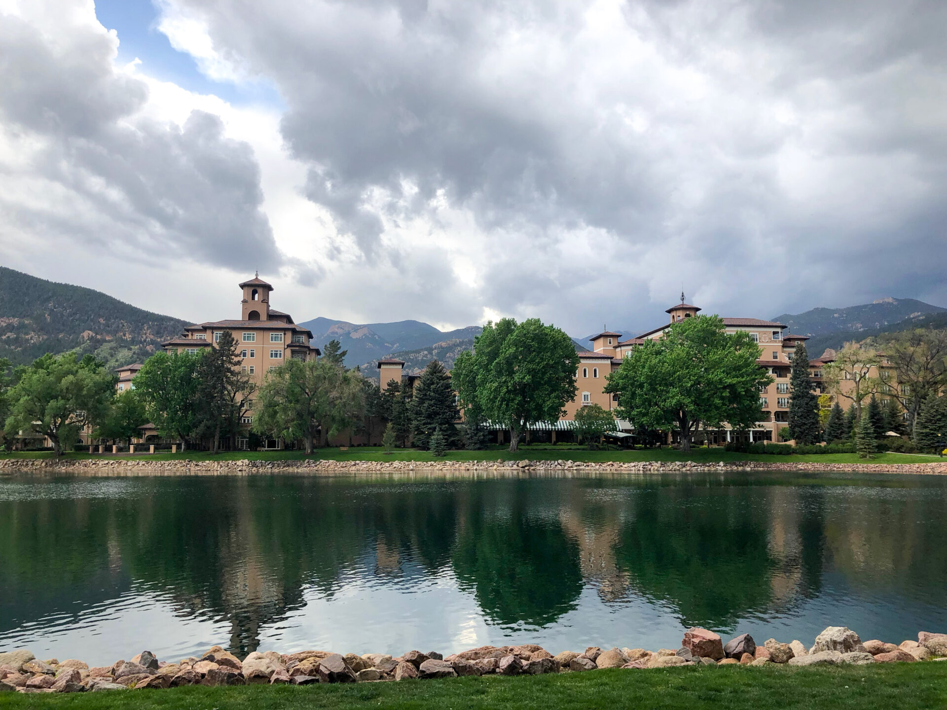 Ansicht des Hotel The Broadmoor mit See und Bergen