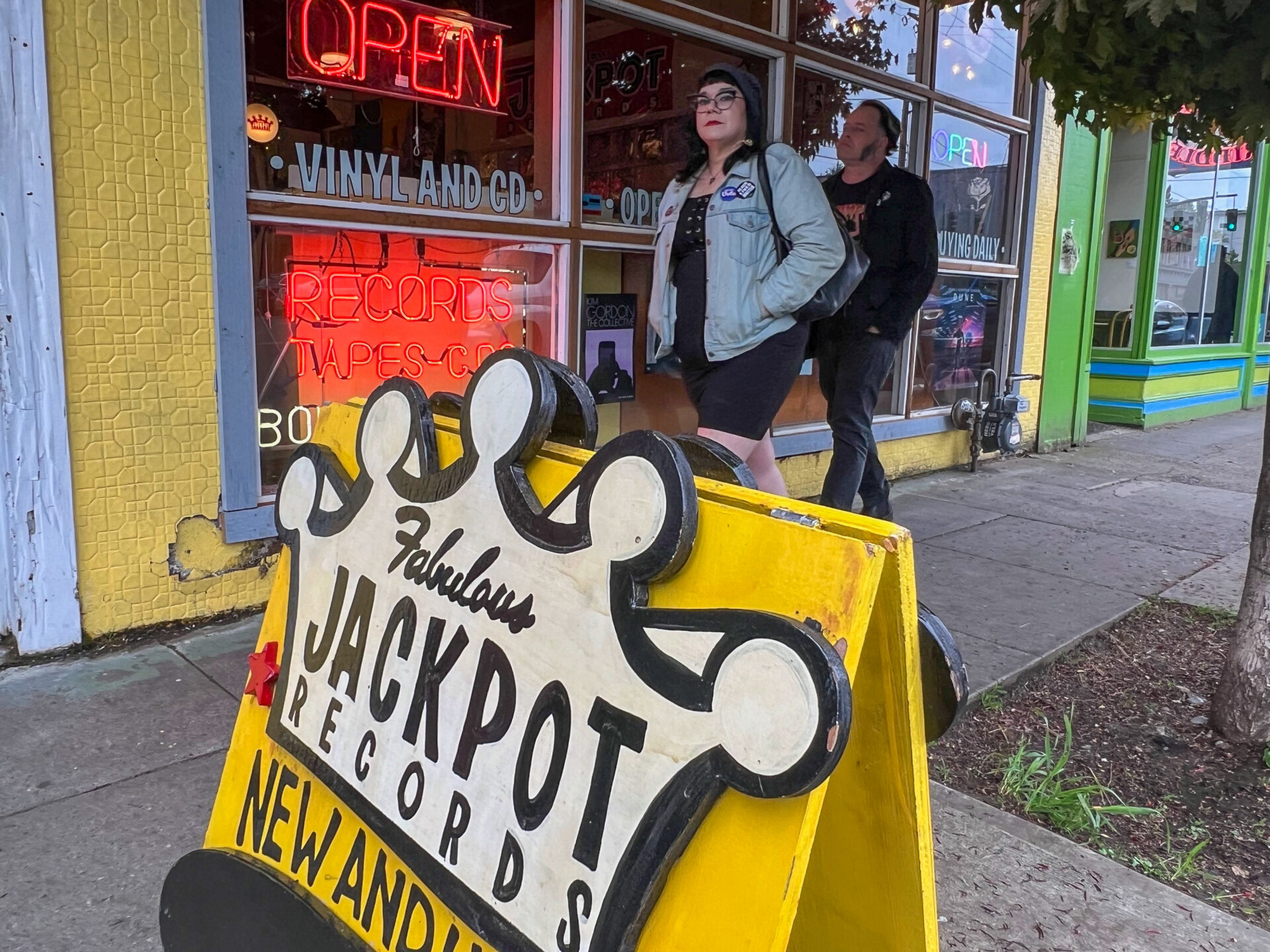 Punkrocker vor dem Plattenladen Jackpot Records in Portlands Hipsterviertel Hawthorne