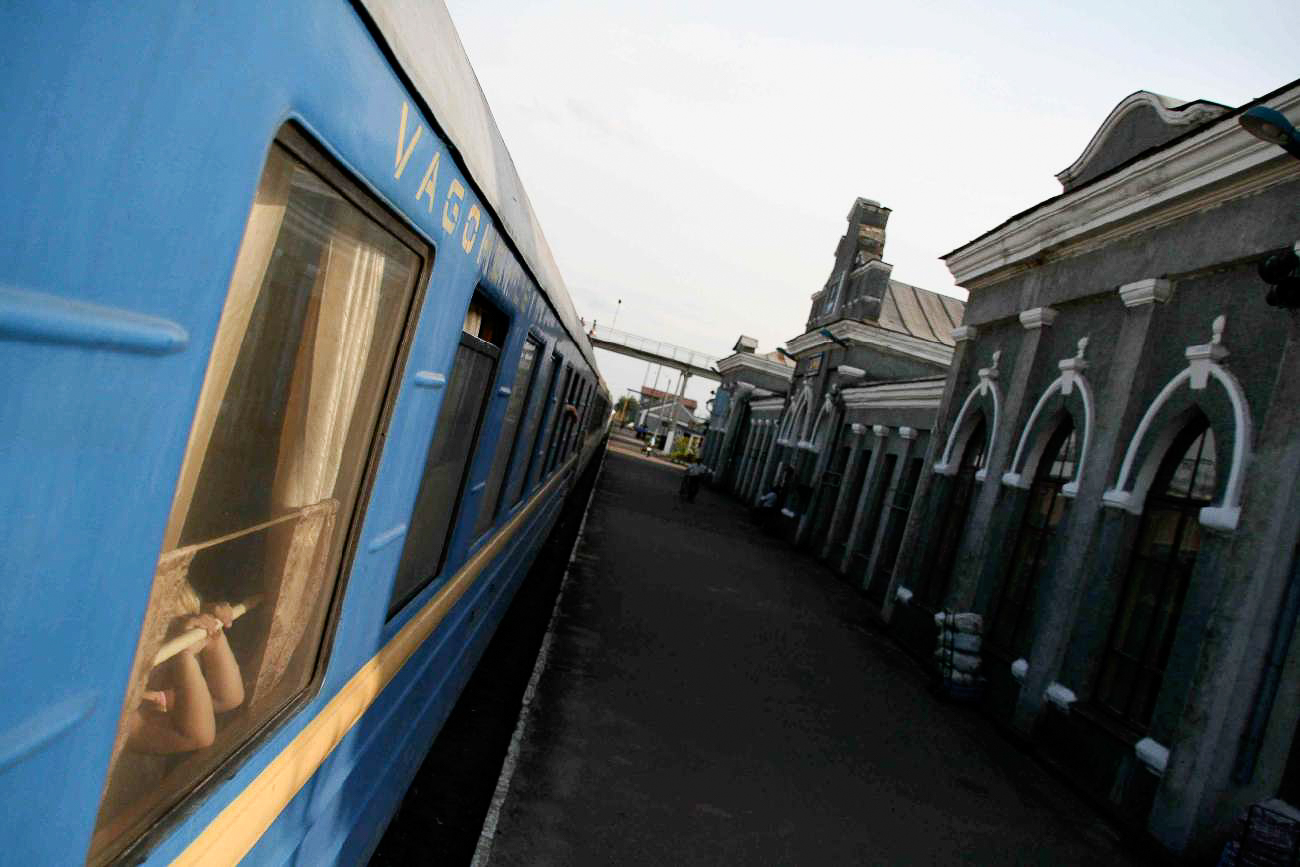 Waggon in den Nationalfarben der Ukraine bei der Zugreise von Berlin auf die Krim