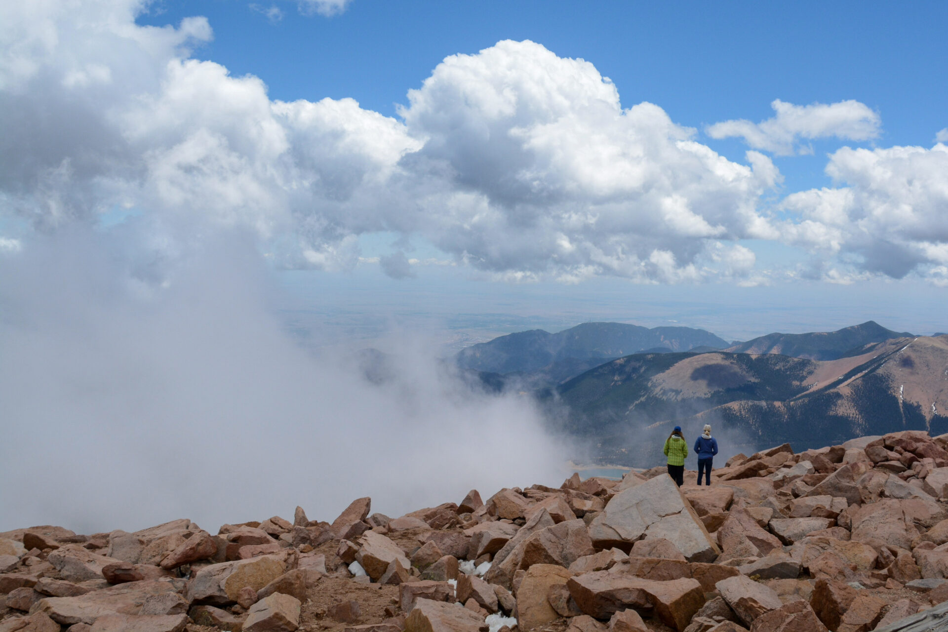 Zwei weibliche Wanderer in der felsigen Gipfellandschaft der Rocky Mountains in Colorado