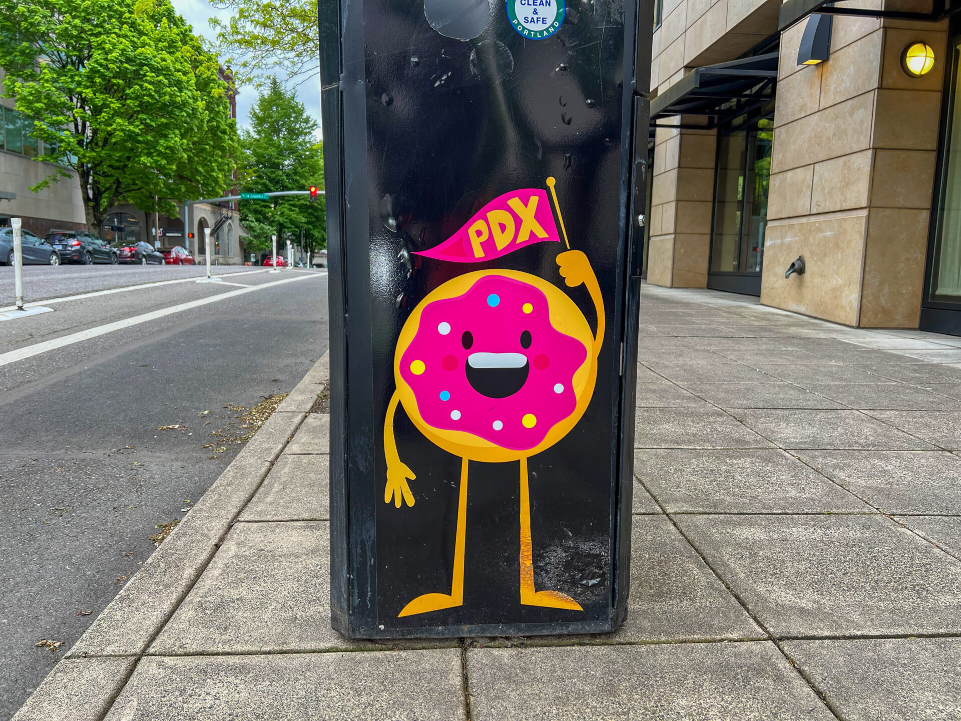 Silisierter Donut mit Flagge mit der Aufschrift PDX für Portland