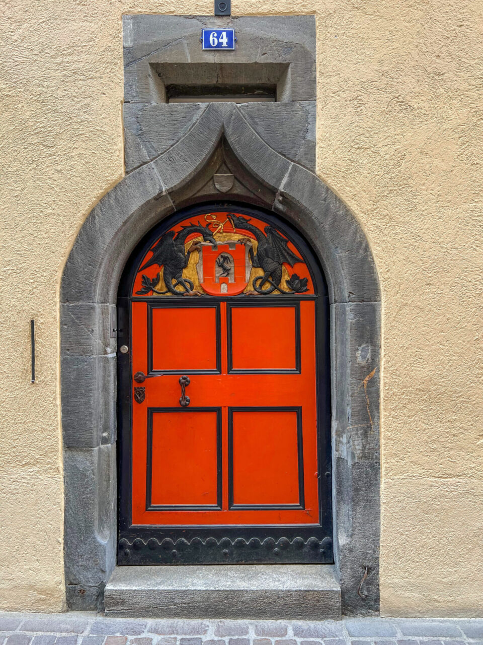 Rote Türe im Rathaus der ältesten Stadt der Schweiz