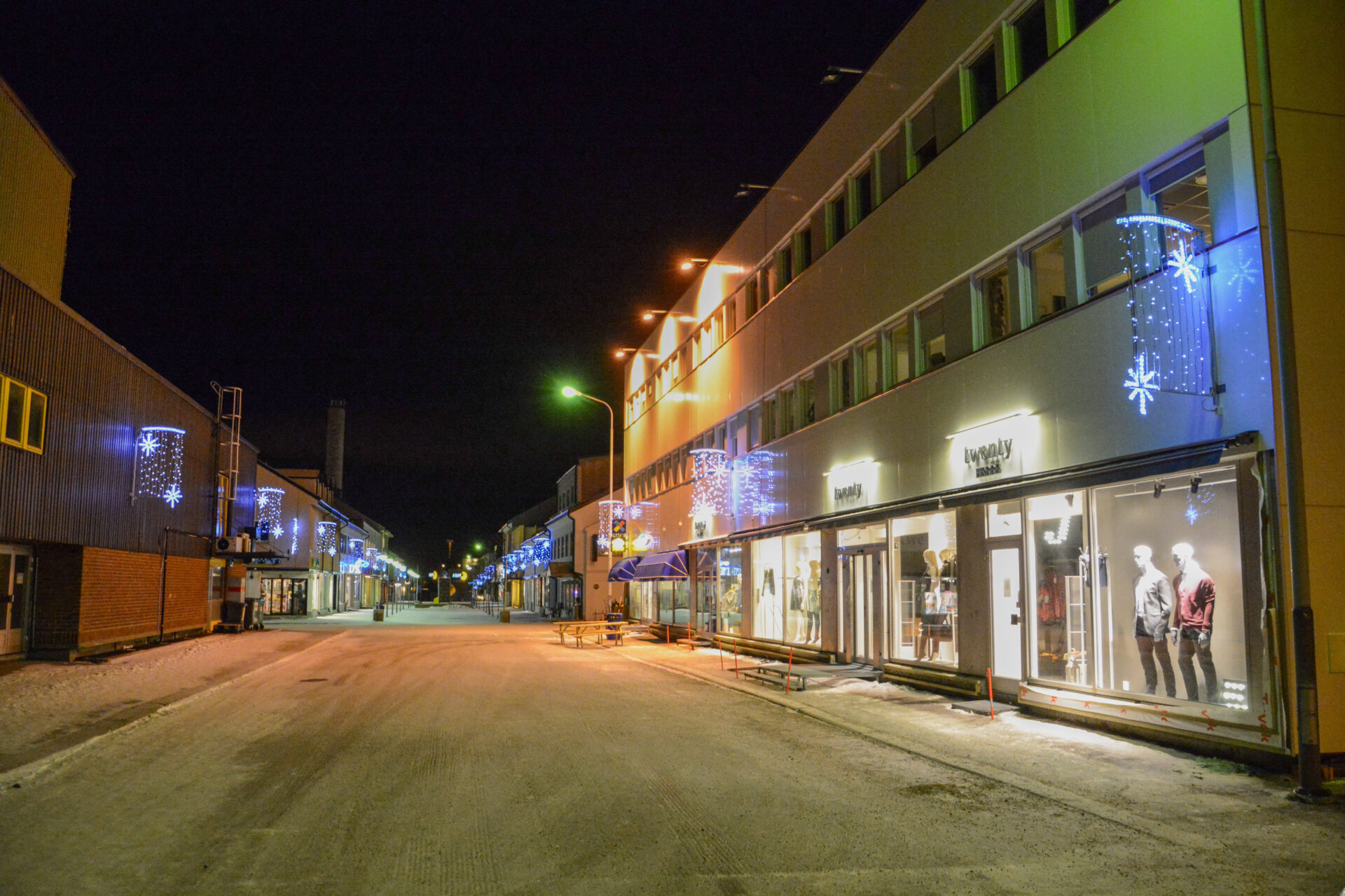 Menschenleere Fußgängerzone im norwegischen Kirkenes