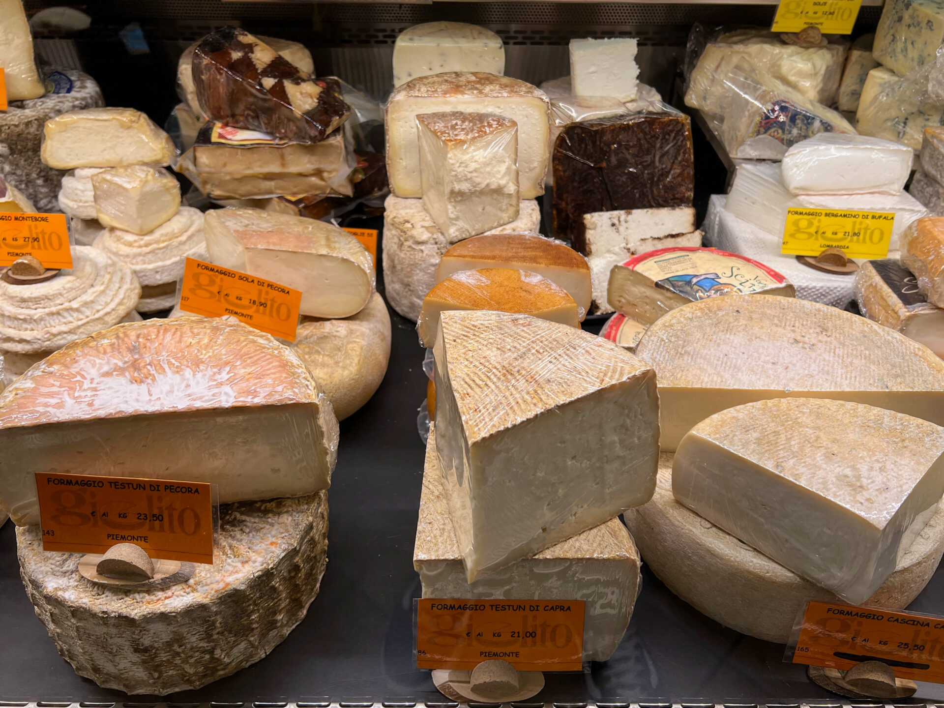 Weichekäse und Hartkäse Auslage beim Affineur Giolito in Bra