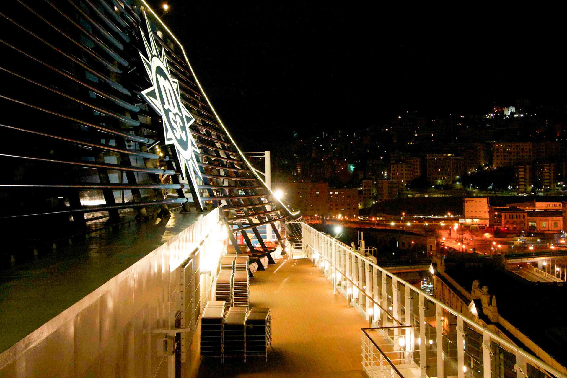 Nachtaufnahme des Oberdecks der MSC Preziosa in Genua