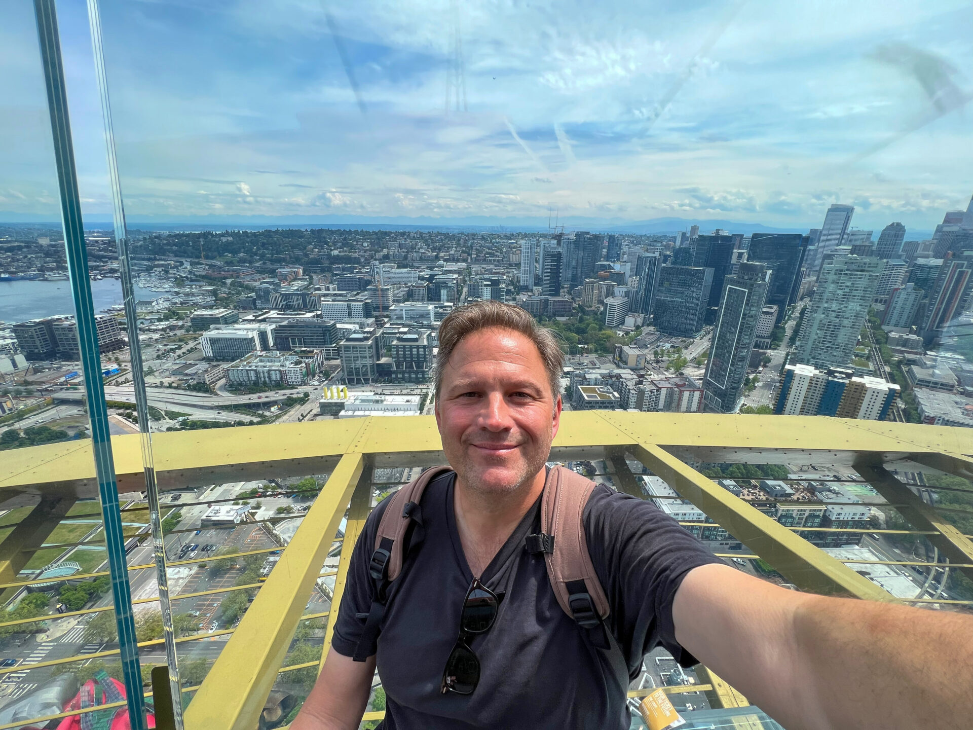 Autor Ralf Johnen auf der Space Needle in Seattle vor der Skyline der Stadt