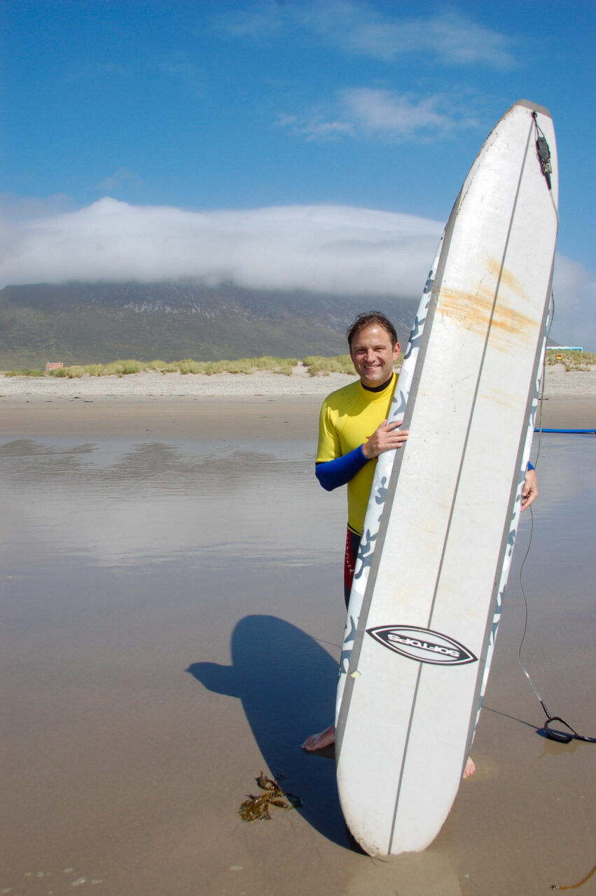 Autor Ralf Johnen mit Surfbrett auf Achill Island