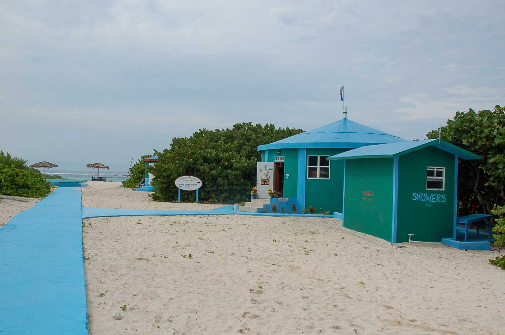 Beach Club und Duschen an einem Strand auf der Insel Anegeda