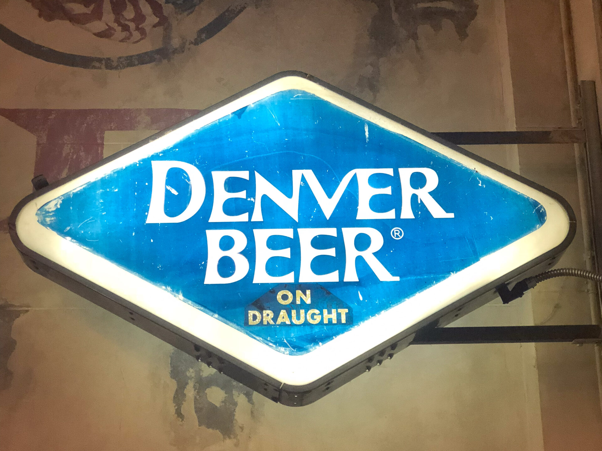 Schild mit der Aufschrift Denver Beer on Draught