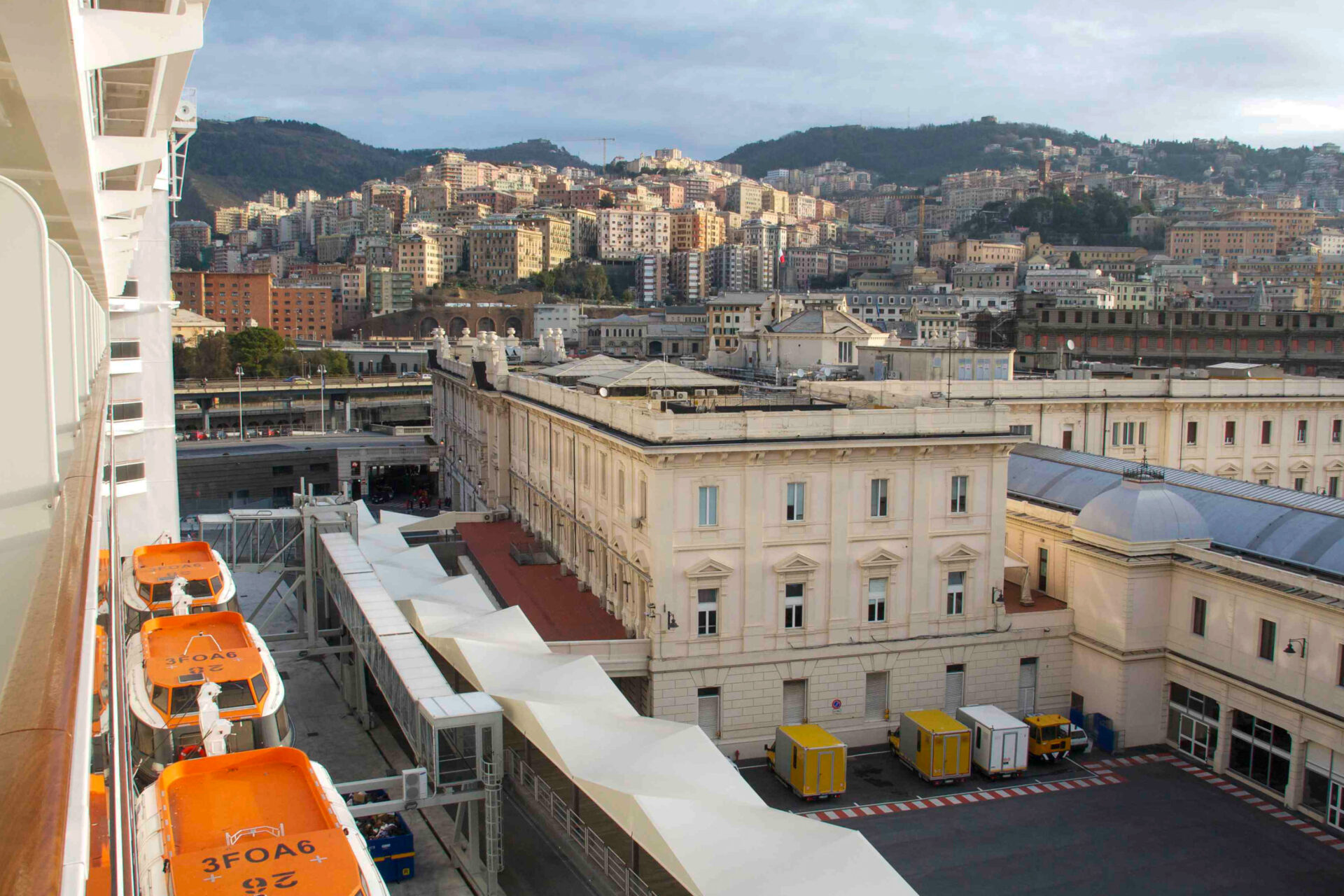 Blick auf Genua von Bord eines Kreuzfahrtschiffes