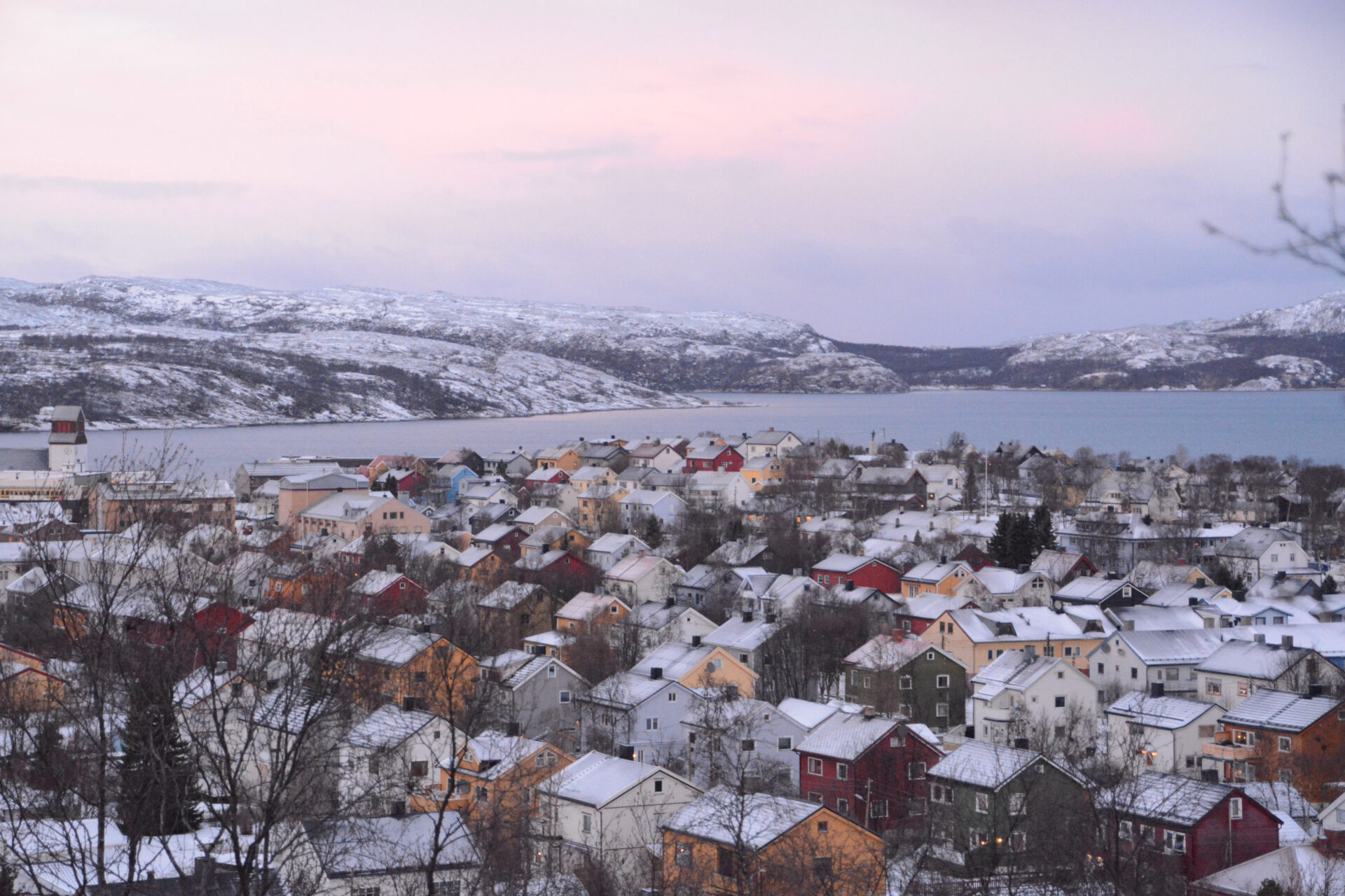 Bunt gestrichene Häuser im Dämmerlicht der Polarnacht in Kirkenes