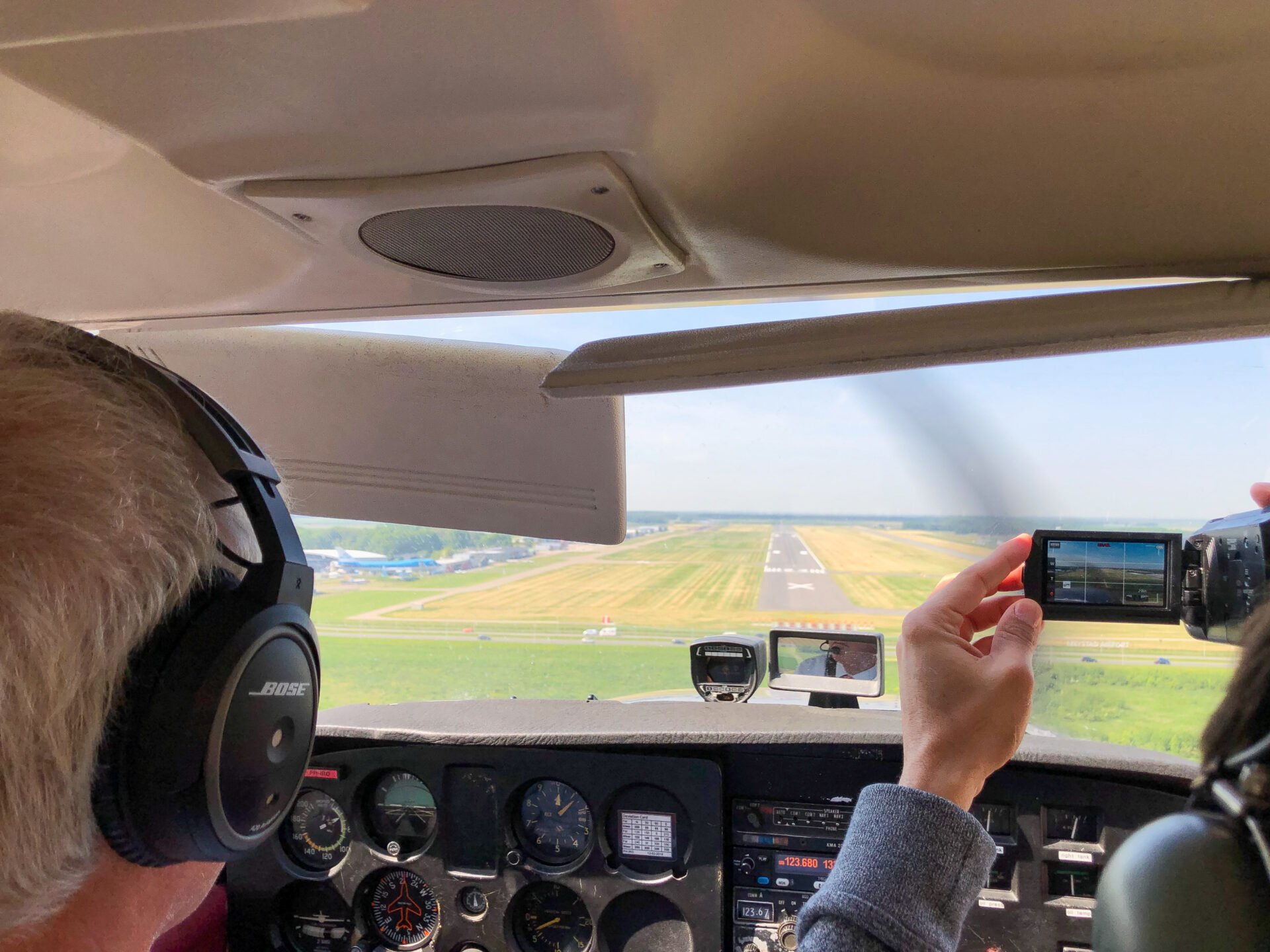 Blick ins Cockpit einer Cessna beim Rundflug über Flevoland