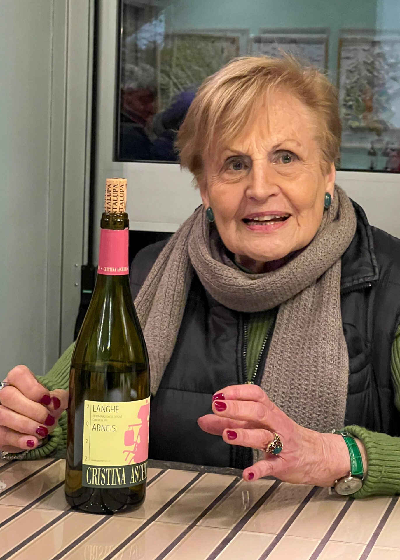 Winzerin Cristina Ascheri mit einer Flasche Arneis