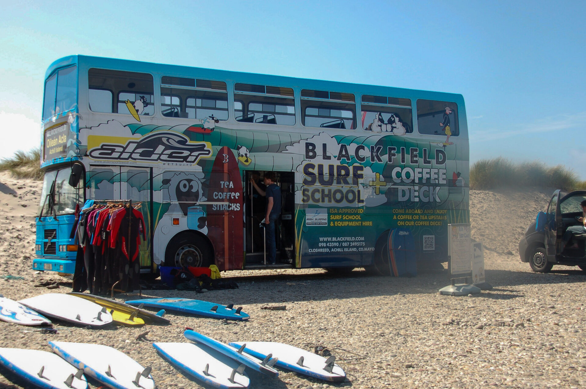 Die Surfschule Blackfield hat ihren Sitz in einem Doppeldeckerbus auf der Insel Achill Island