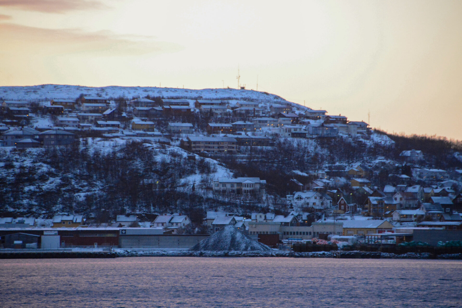 Dicht besiedelter Hügel in der Grenzstadt Kirkenes die etwa 5000 Einwohner zählt