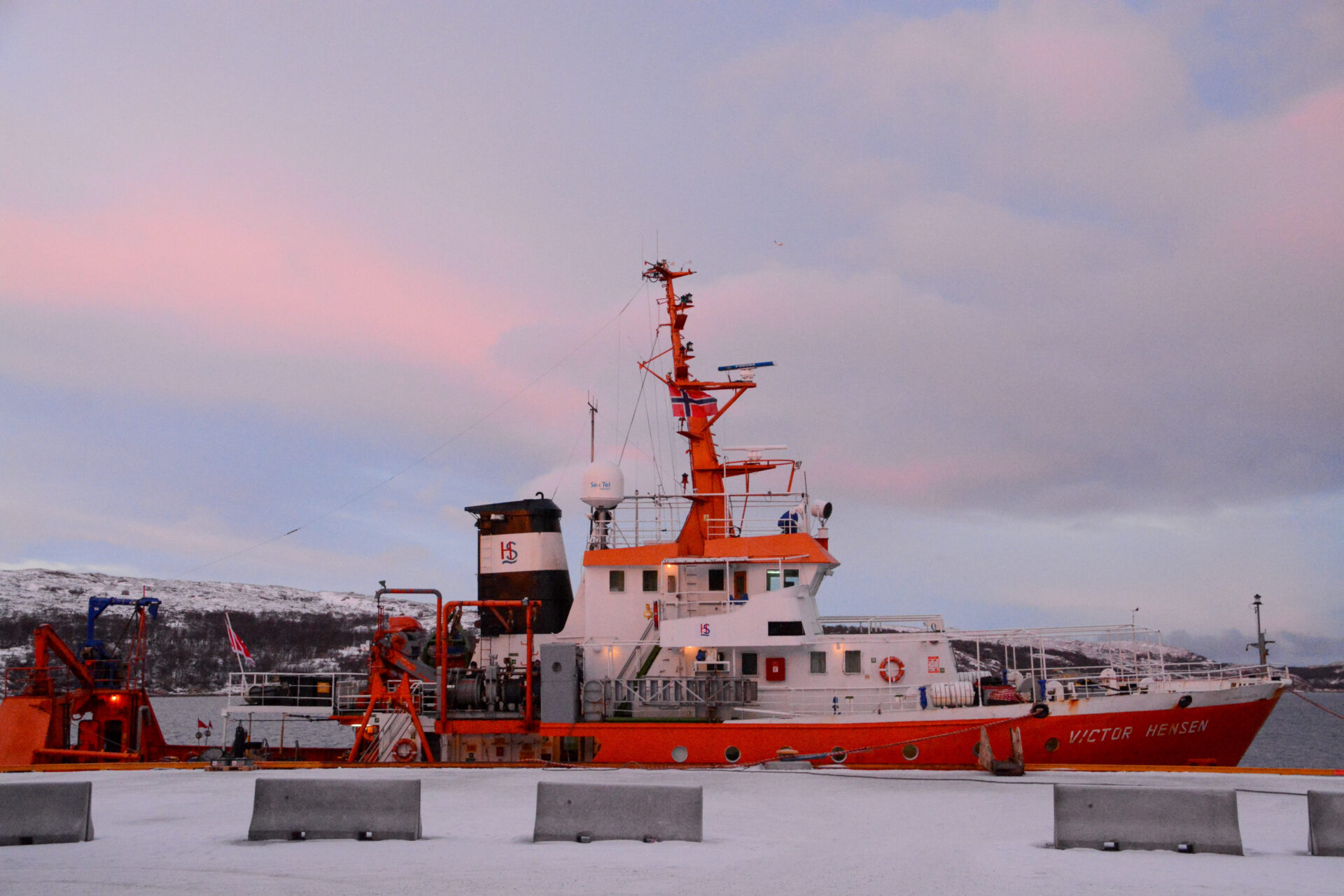 Rettungsboot Eisbrecher Victor Hensen im Hafen von Kirkenes