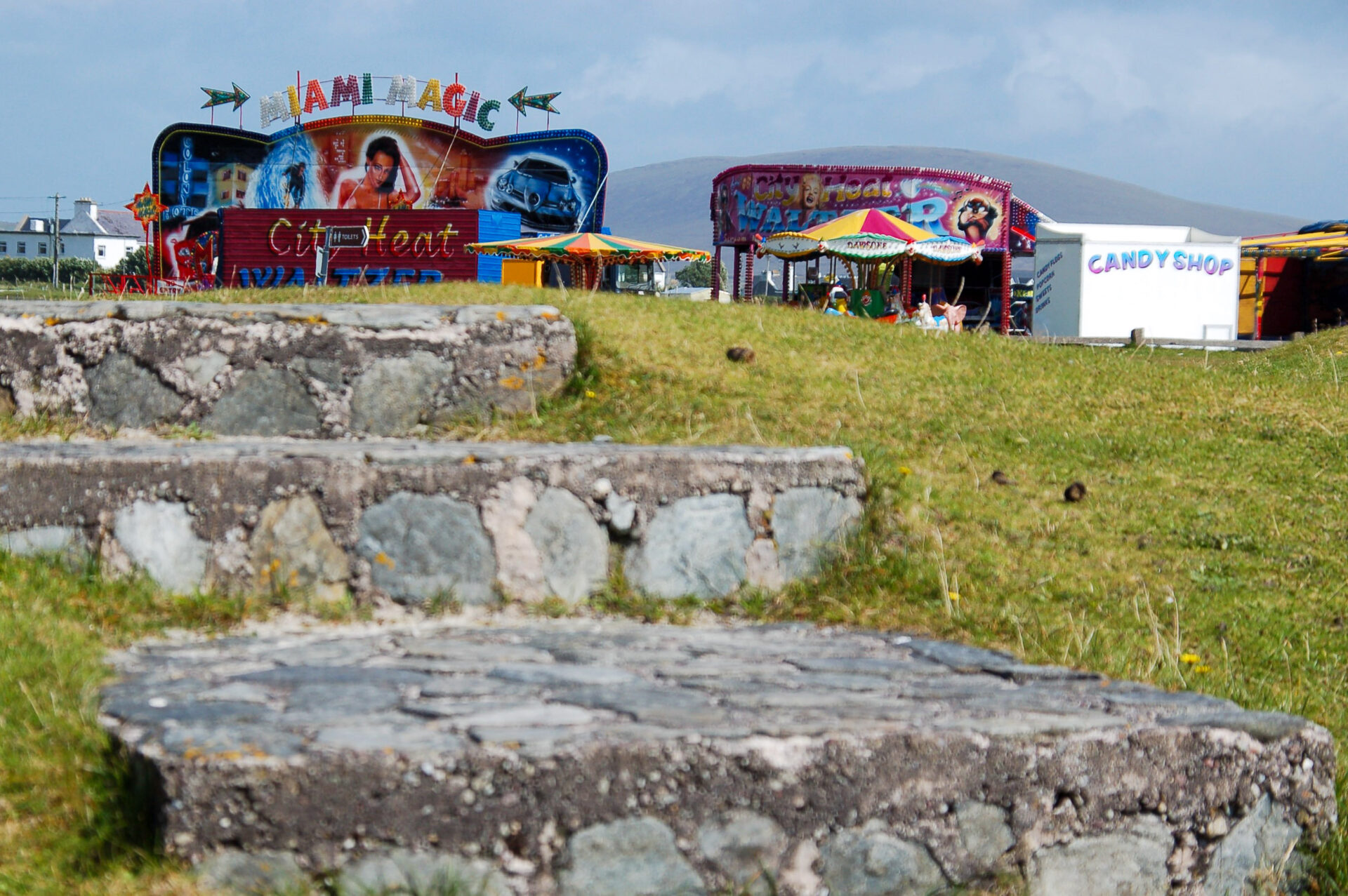 Jahrmarkt mit geschlossenen Ständen auf Achill Island in Irland