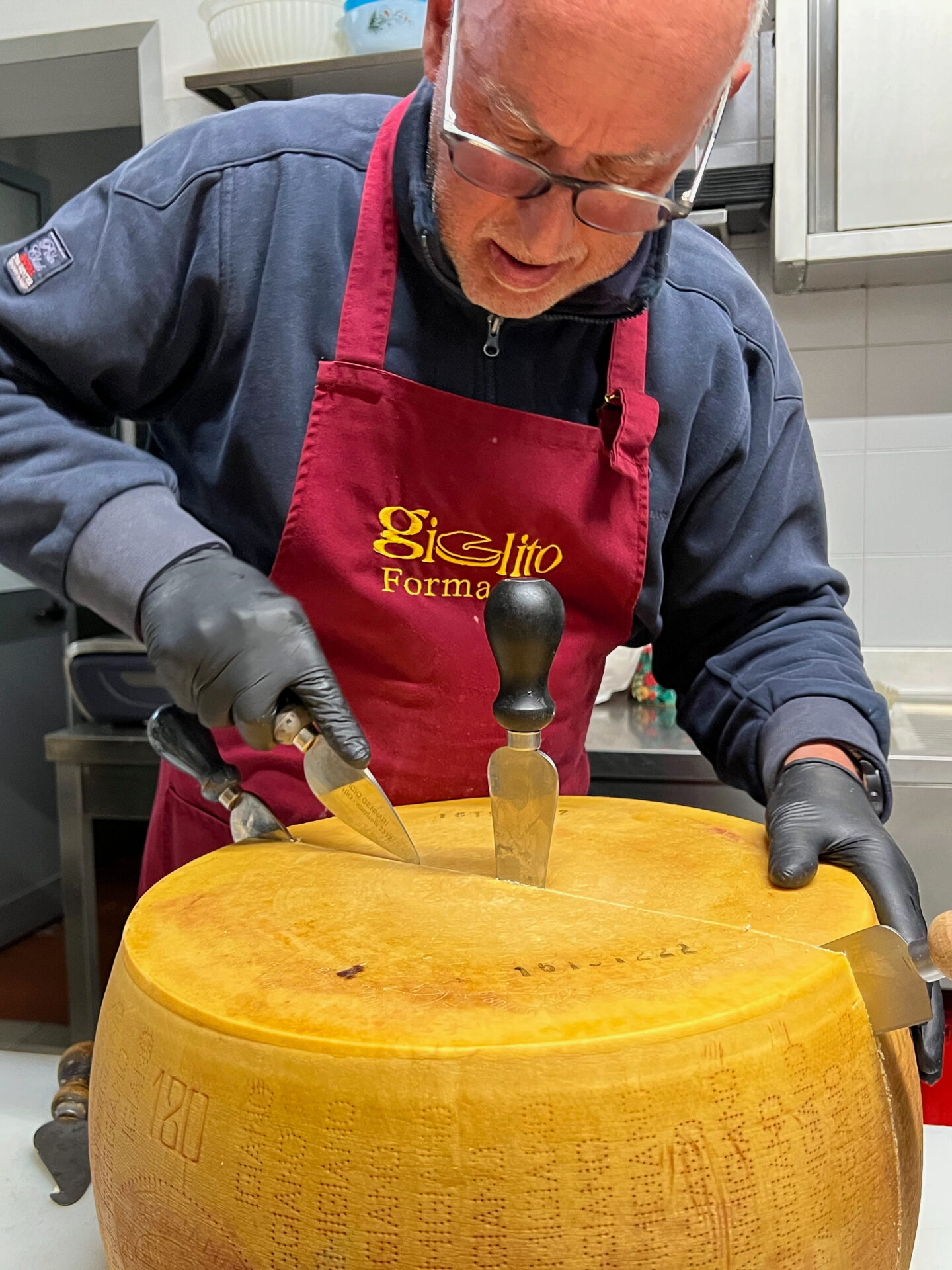 Affineur Giolito in Bra im Piemont bei der fachgerechten Zerlegung eines Laibes Parmesan