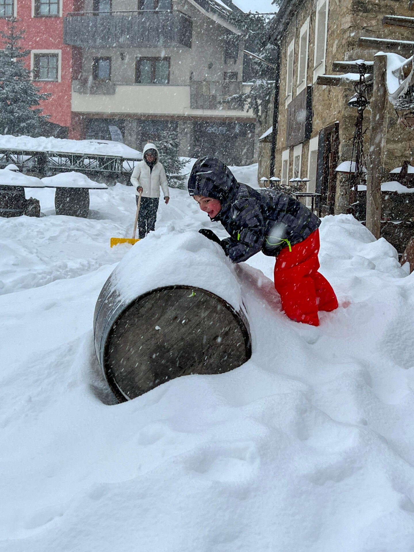 Kind spielt im Neuschnee in Prato Nevoso