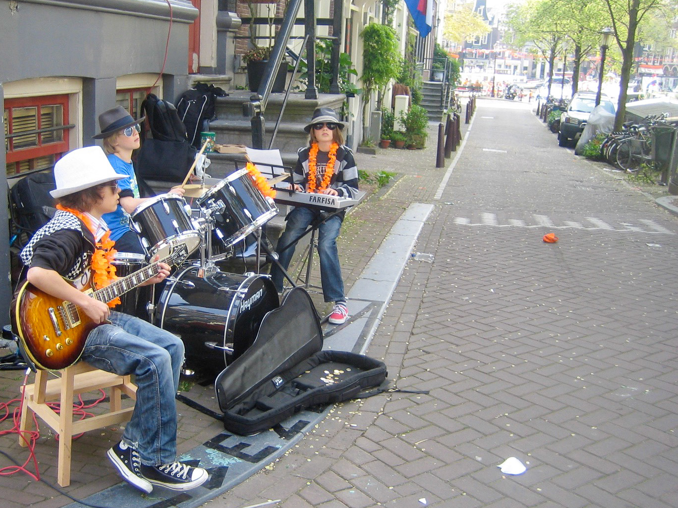 Kinderband im Jordaan beim Königstag in Amsterdam