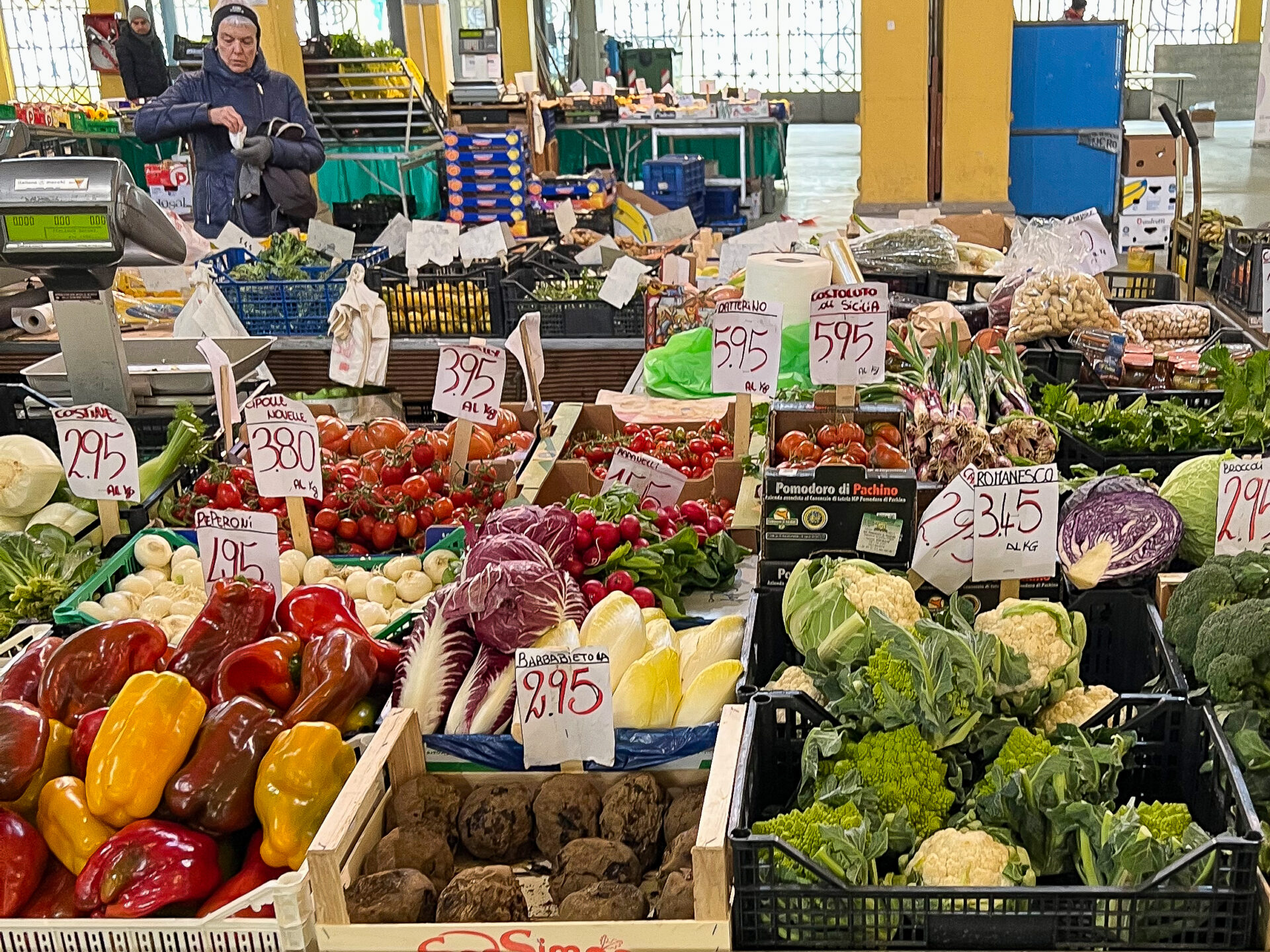 Gemüsestand auf dem Markt von Cuneo im Piemont