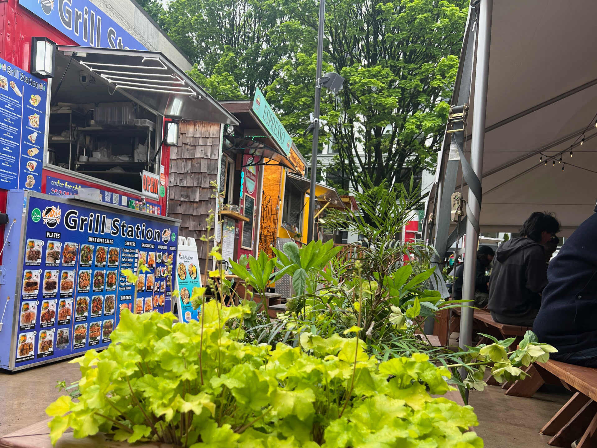 Street Food Buden auf dem Midtown Beer Garden in Portland Oregon mit überdachten Sitzplätzen