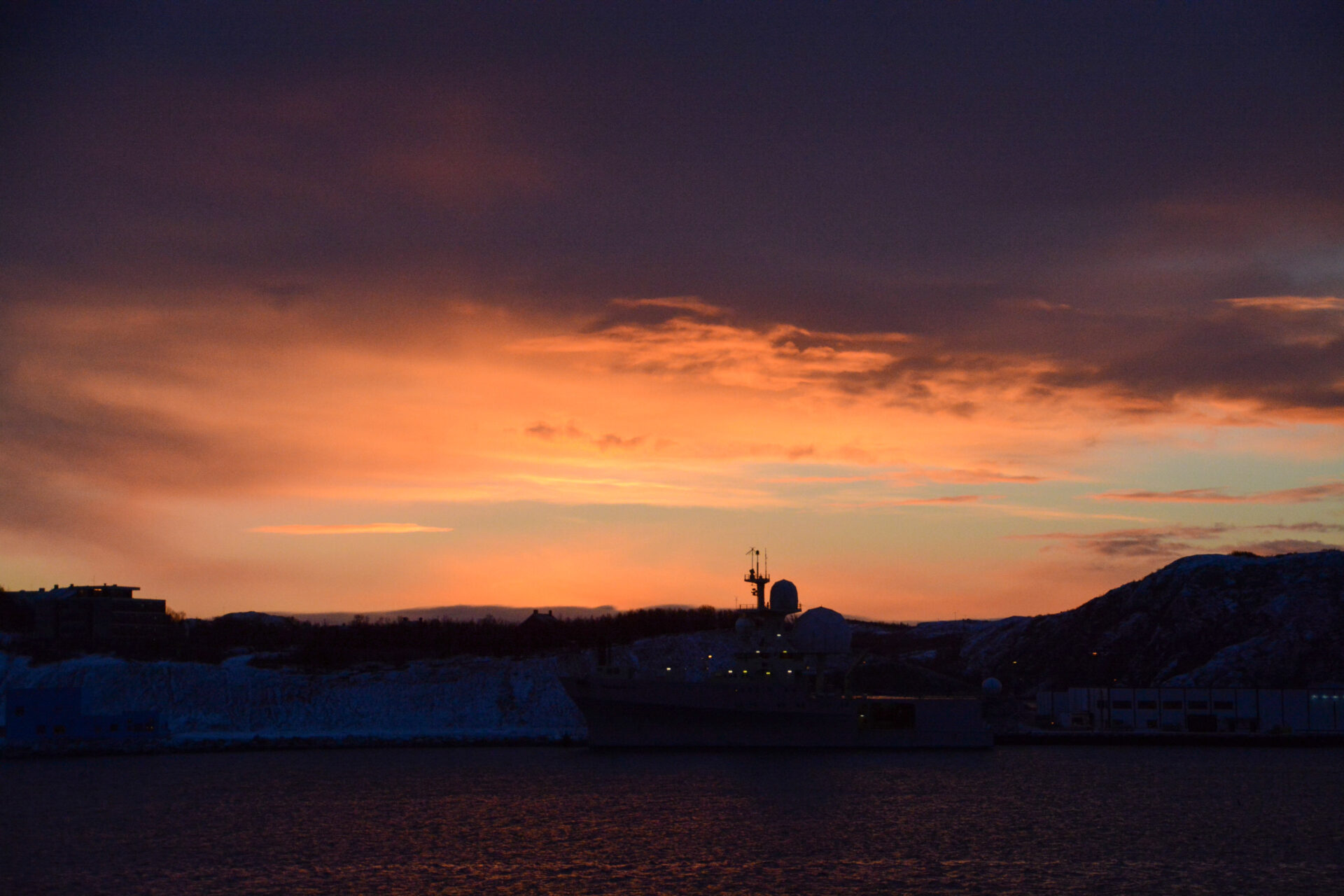 Morgenhimmel bei der Einfahrt in den Hafen von Kirkenes