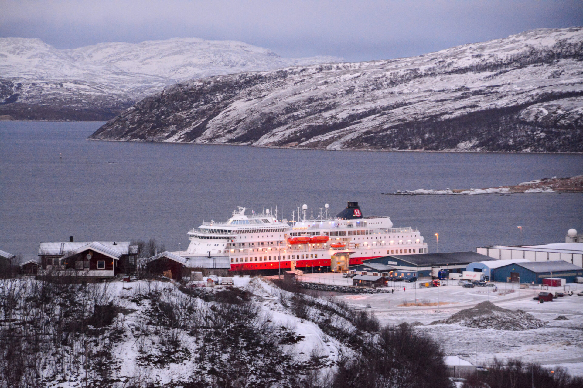 Die MS Finnmarken im Hafen von Kirkenes