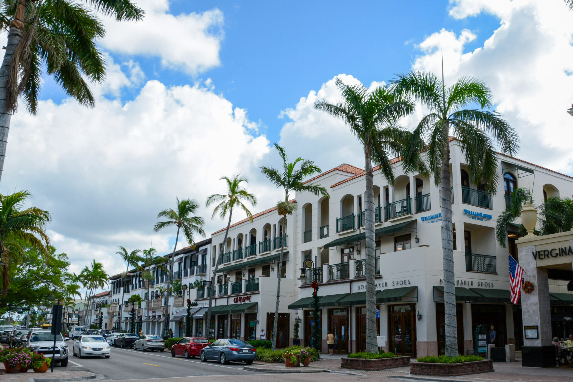 Blick auf die Fifth Avenue im Städtchen Naples an der Golfküste Floridas