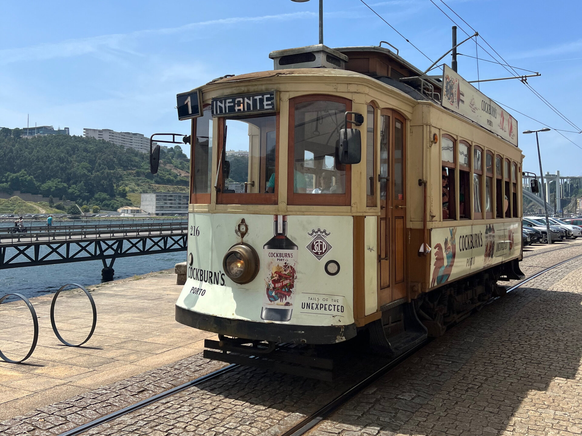 Wagon der Straßenbahnlinie 1 am Douro