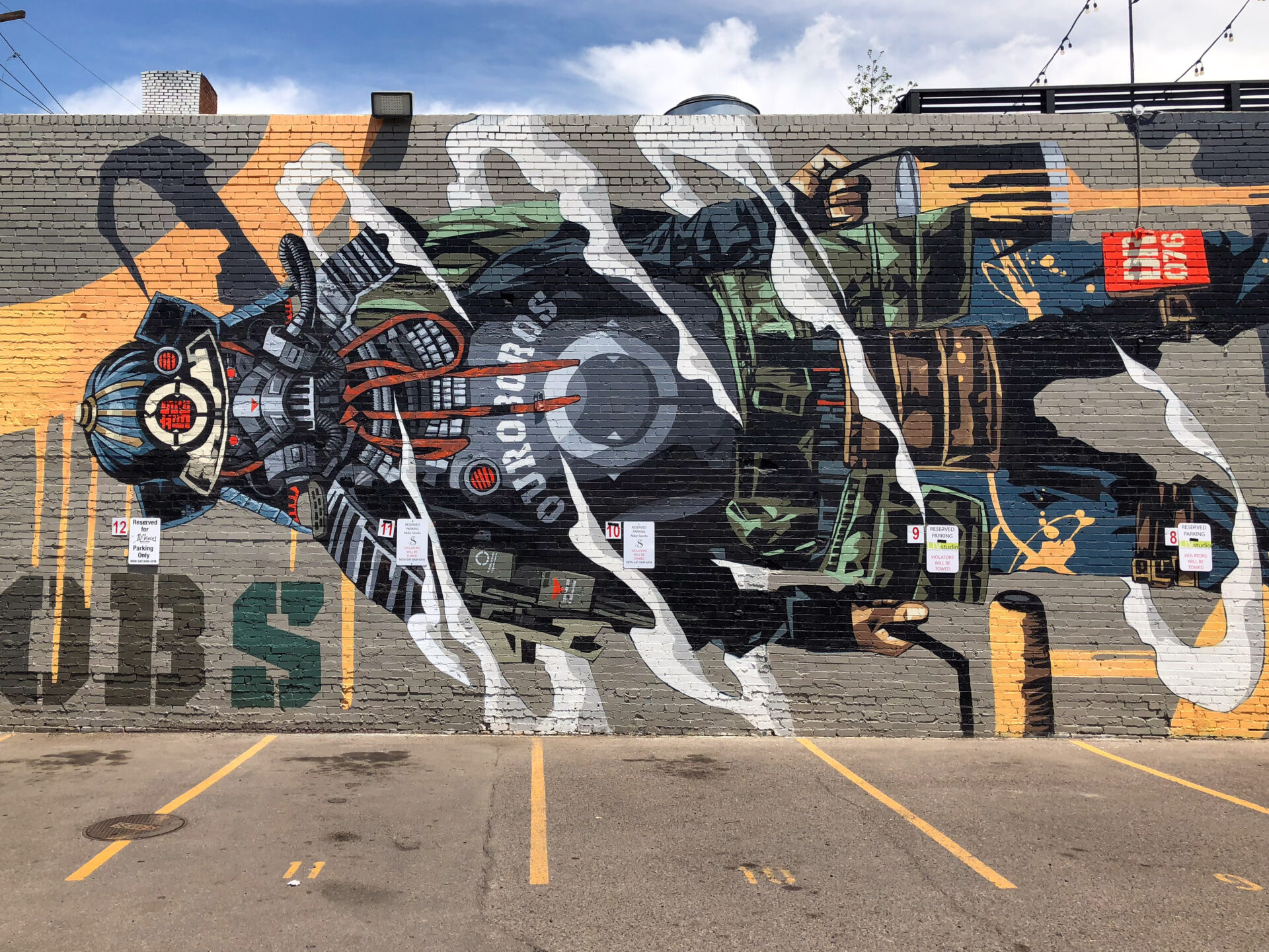 Mural von einem Mann mit Gasmaske in River North in Colorado