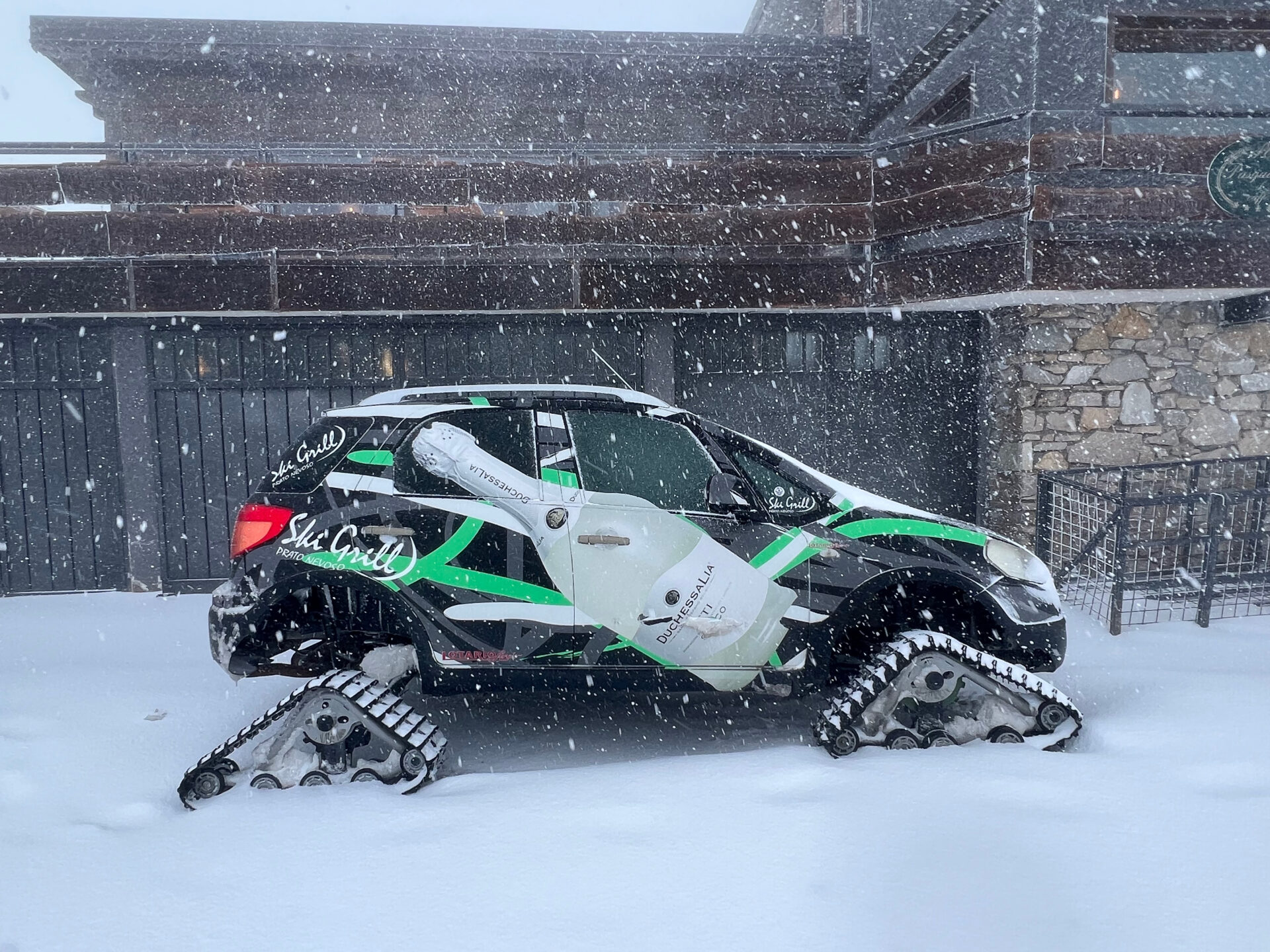 Auto mit dreieckigen Schneeketten im italienischen Prato Nevoso