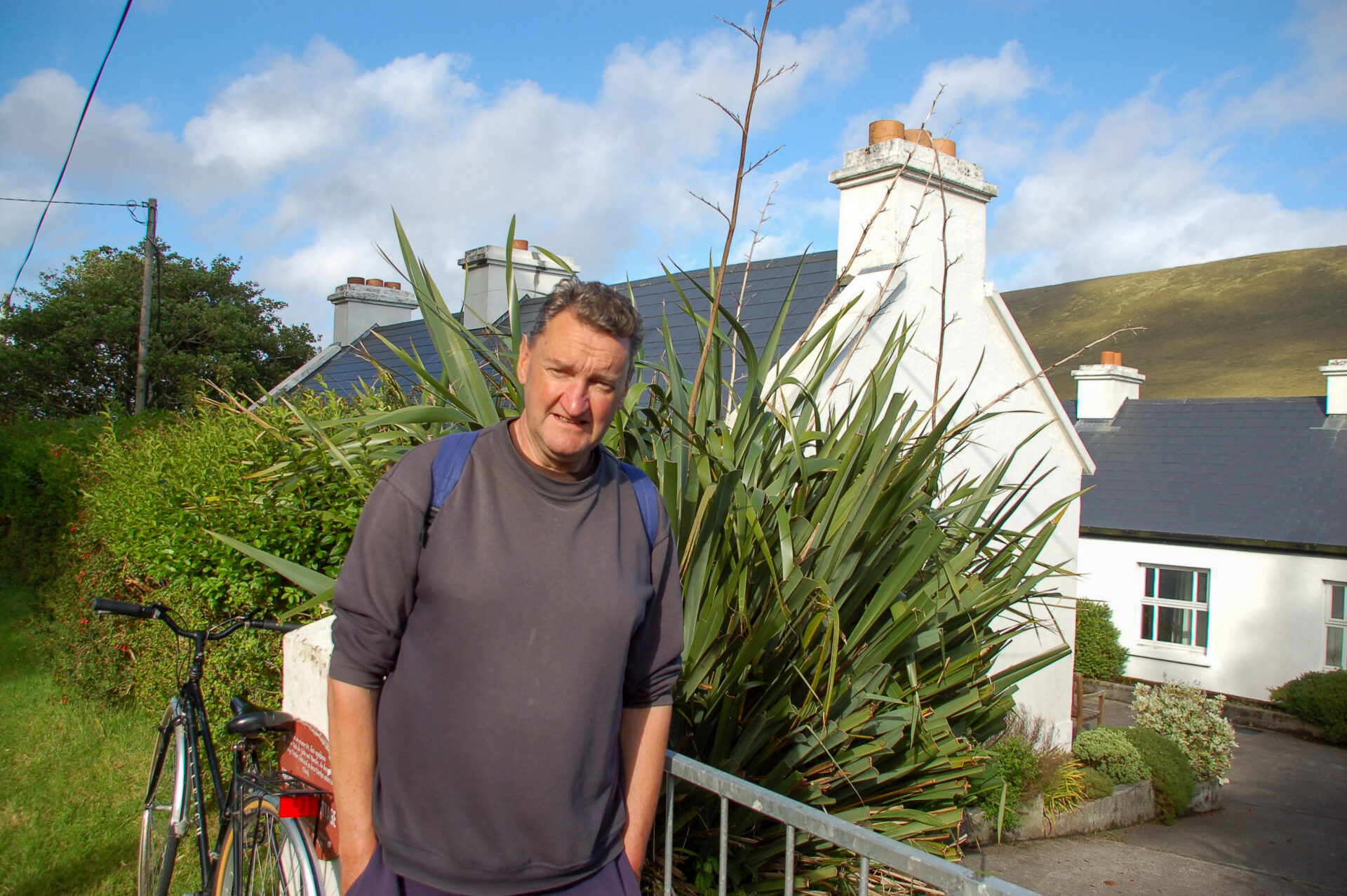 Schriftsteller David O'Donahue vor dem Heinrich-Böll-Haus auf Achill Island