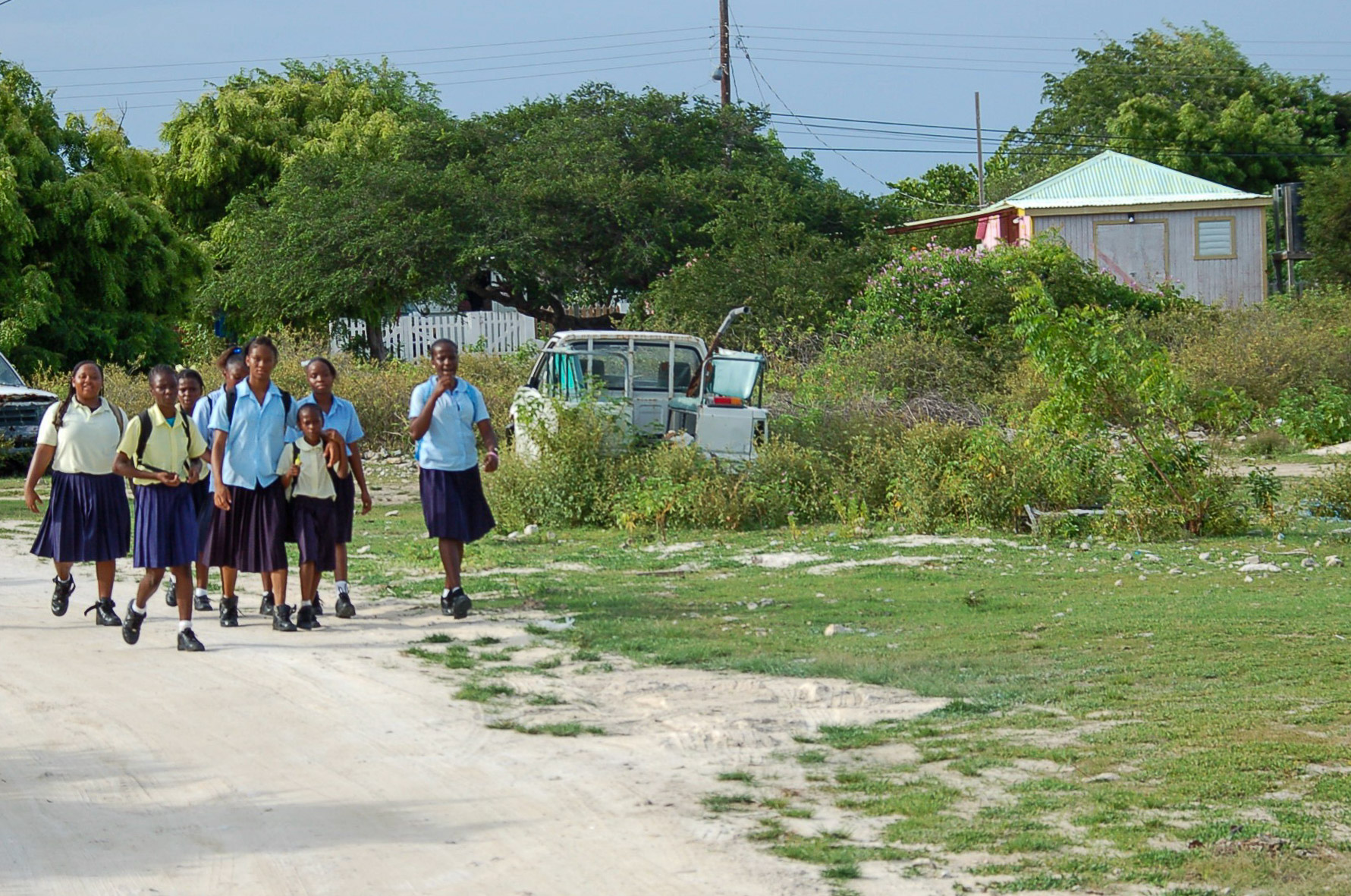 Schulkinder in Unifrom auf der Insel Anegada