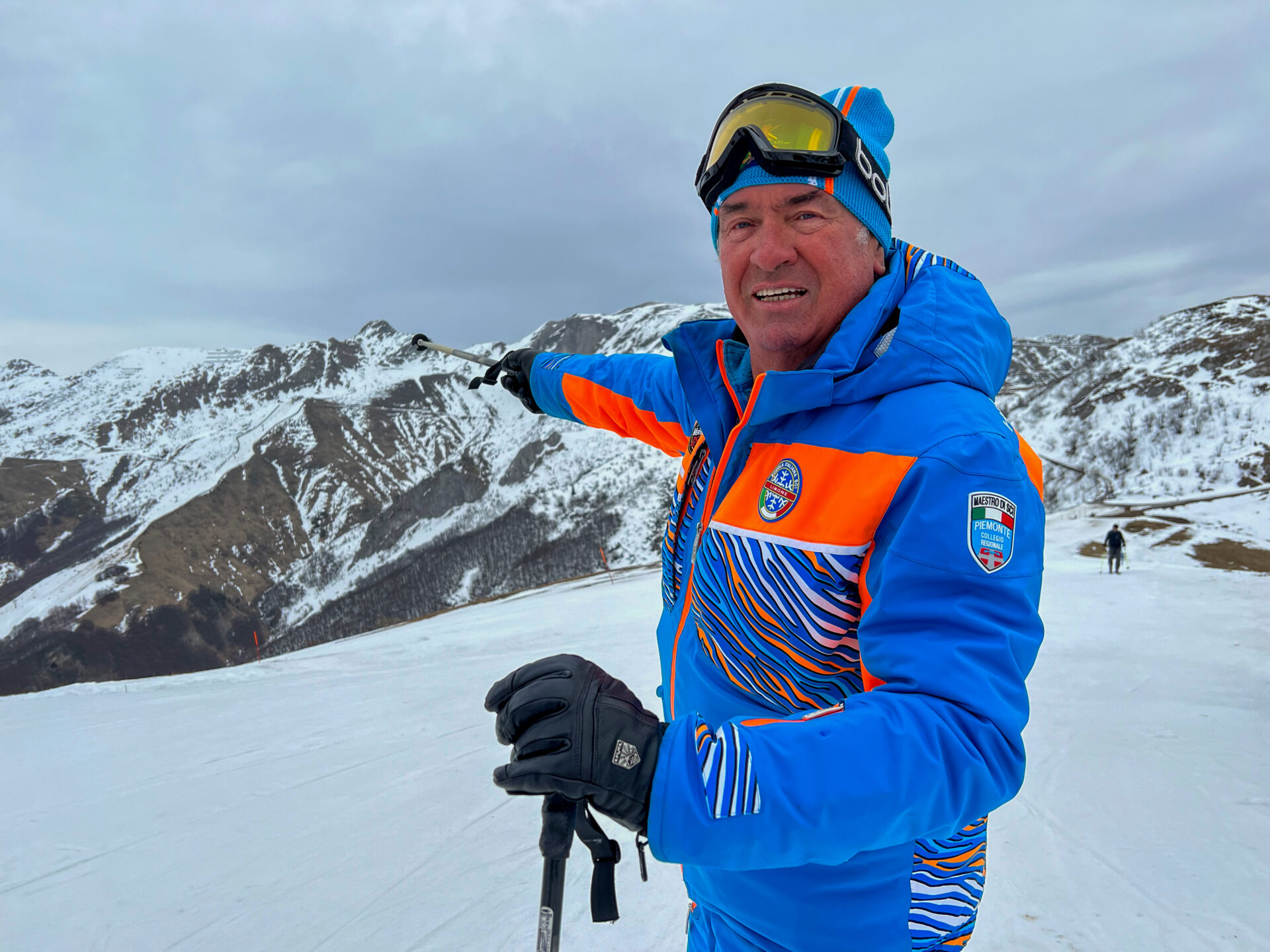 Skilehrer im Piemont weist auf eine Abfahrt