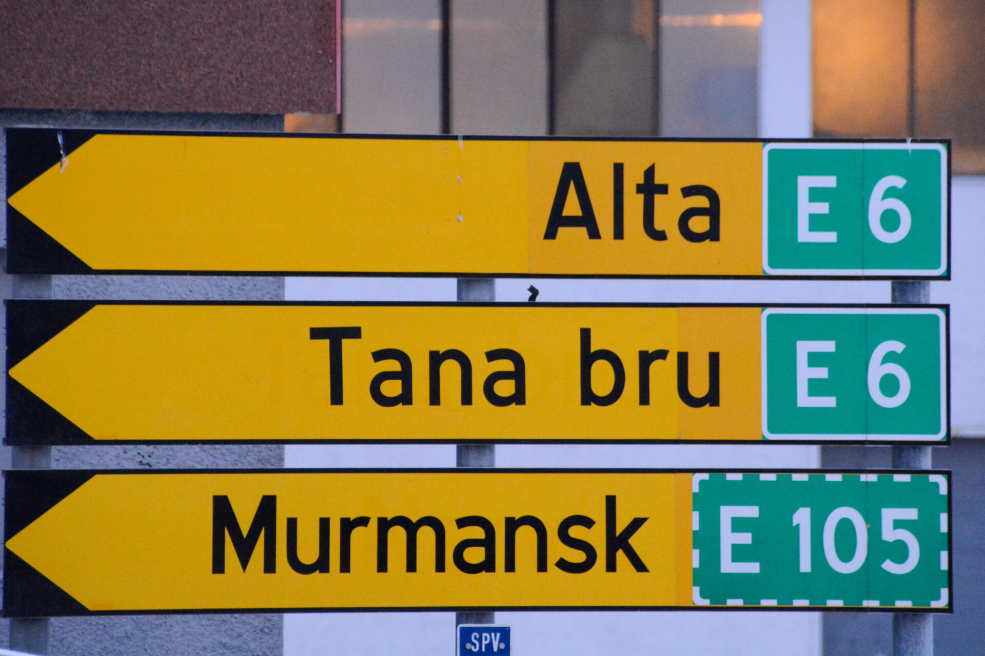 Straßenschild nach Alta in Norwegen und Murmansk in Russland