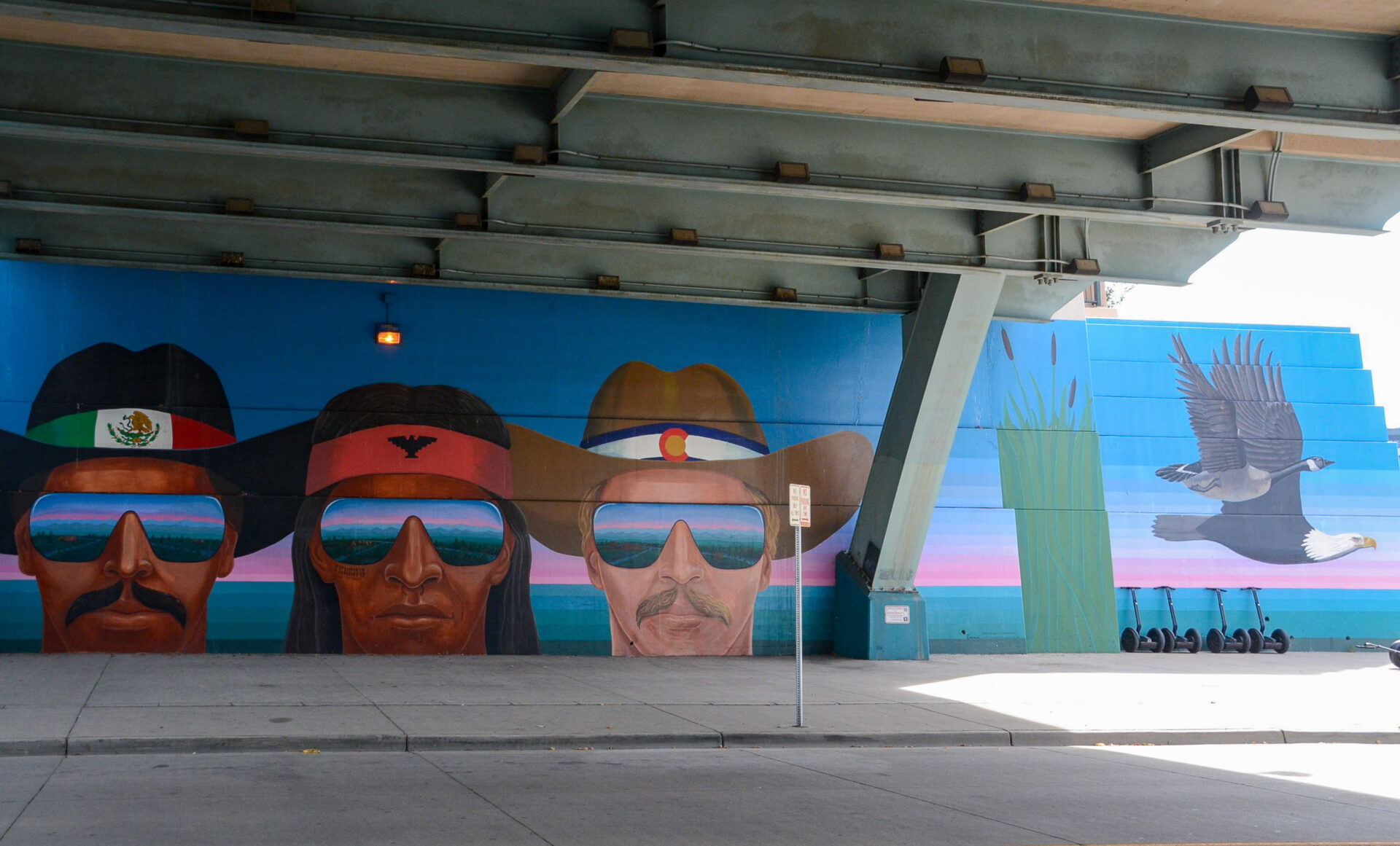 Mexikaner, American Indian und Colorado Cowboy als Mural unter einer Brücke in Denver