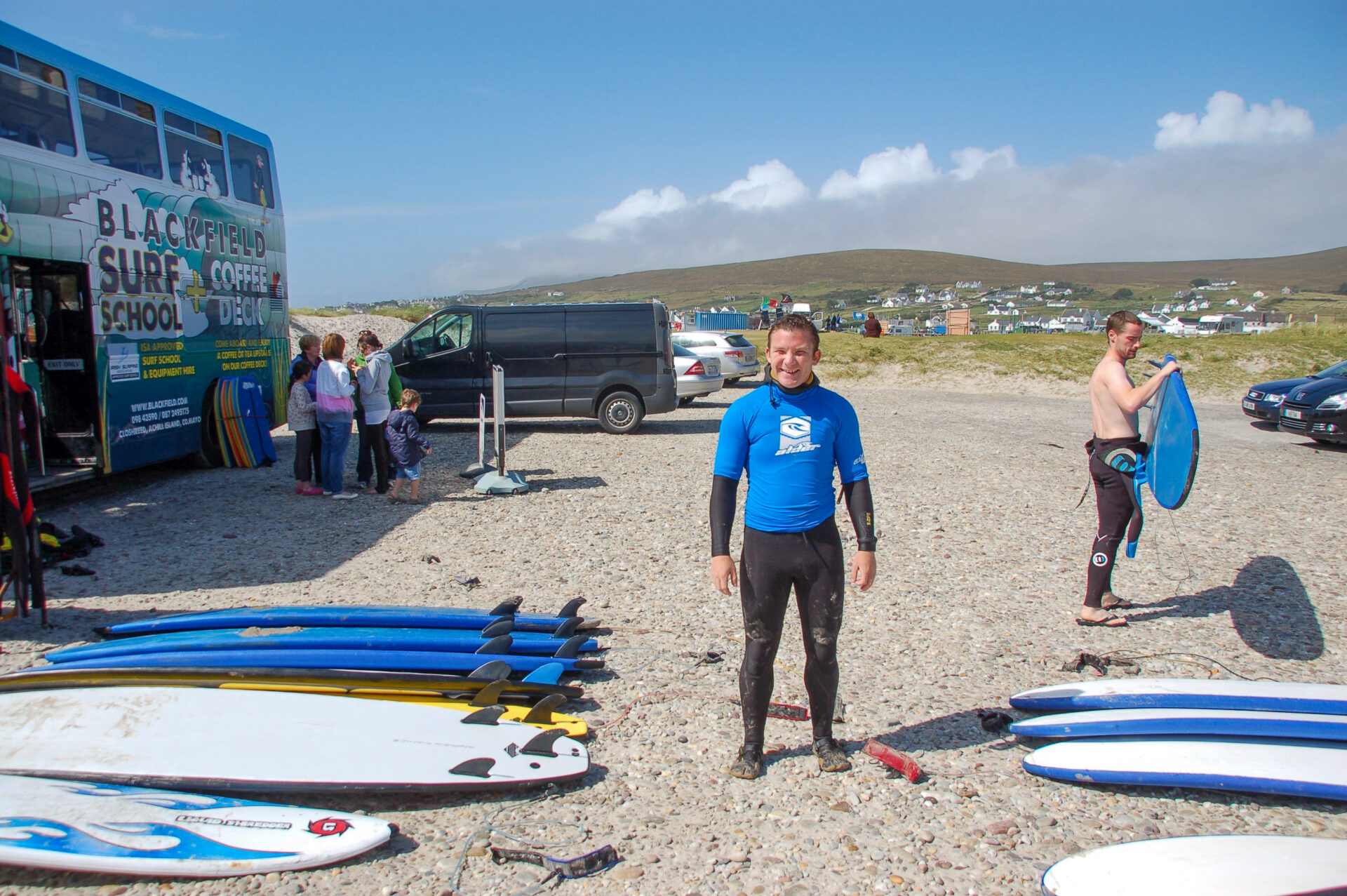 Surflehrer Kieran der Surfschule Blackfield mit diversen Boards