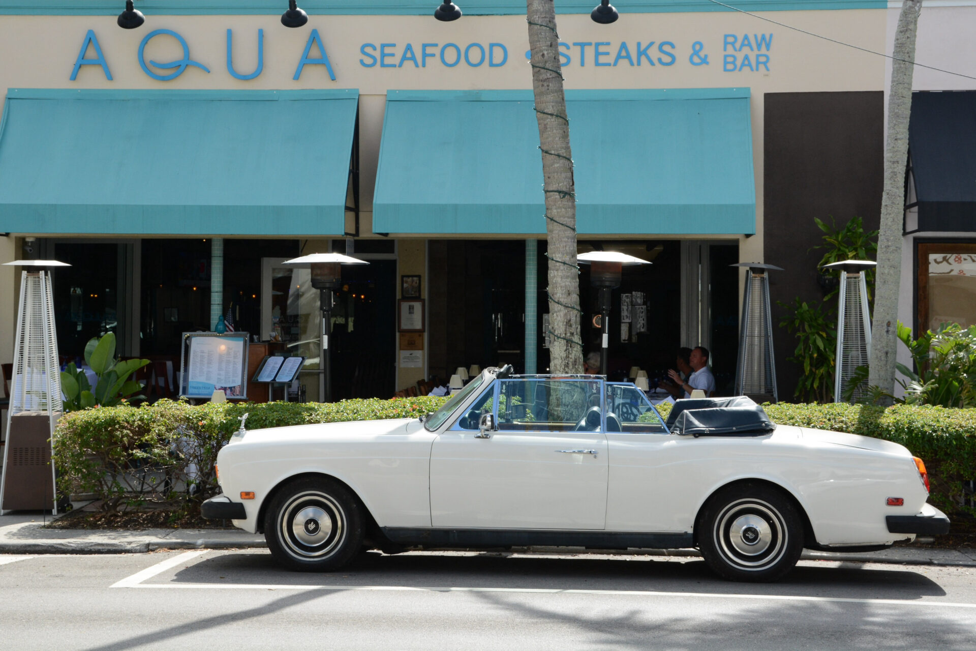 Weisser Sportwagen vor einem Restaurant in Naples, Florida