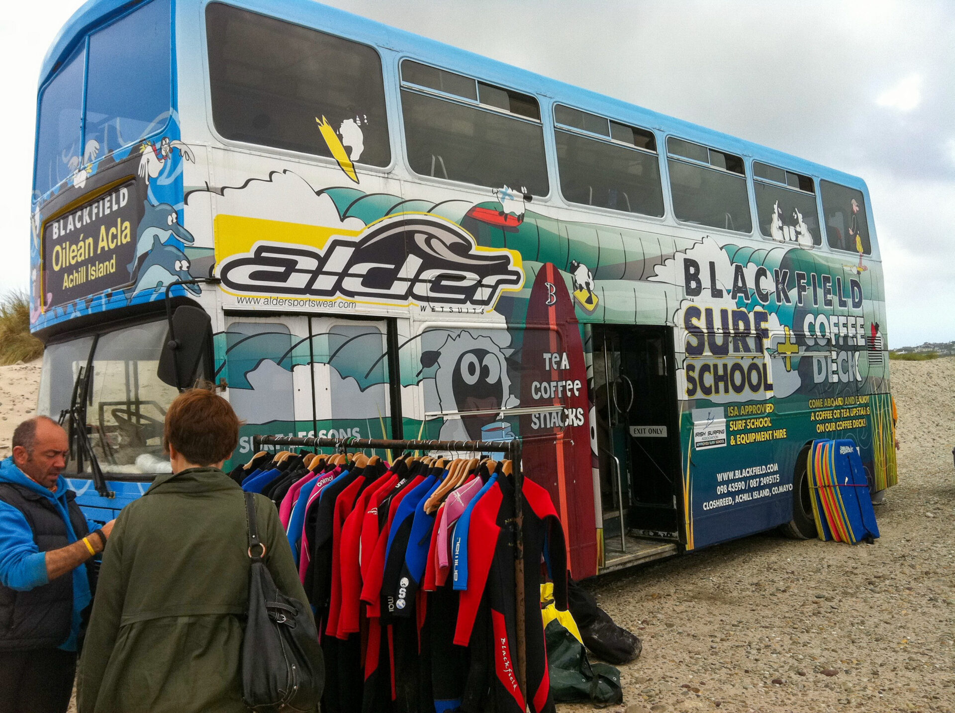 Anprobe eines Wetsuit in der Surfschule Blackfield an der irischen Westküste