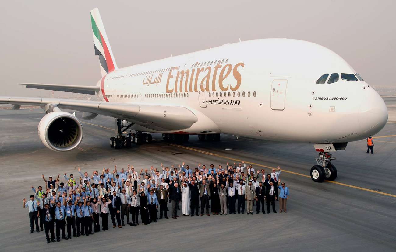 Crew vor einem Flieger der A 380 Flotte von Emirates