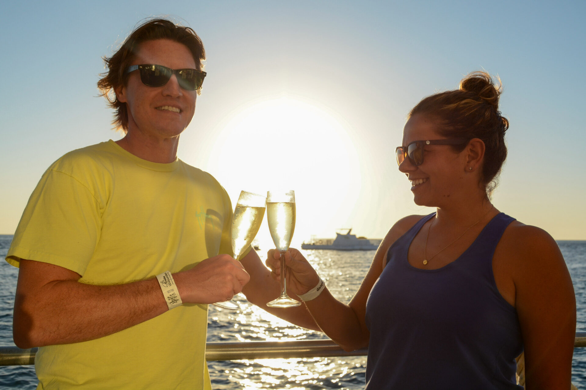 Amerikanische Touristen toasten sich mit Champagener zu auf einem Ausflugsschiff in den Whitsunday Islands Australien