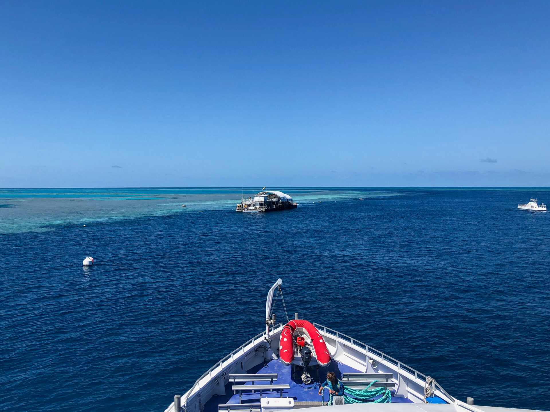 Blick von der Seaflight auf das Pontonboot im Great Barrier Reef