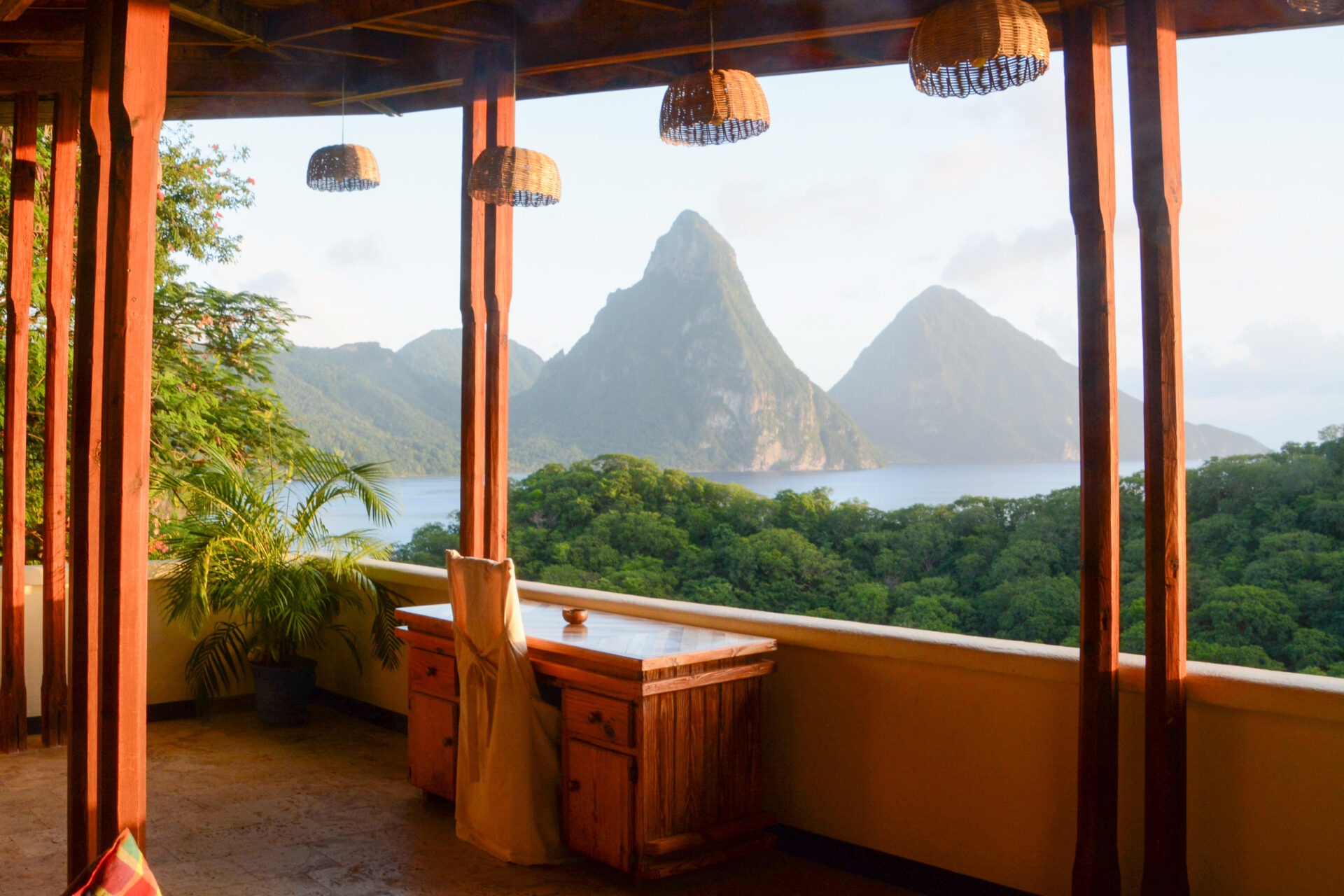 Ausblick von offenen Zimmer des Hotels Anse Chastenet auf die Pitons der Karibikinsel St. Lucia