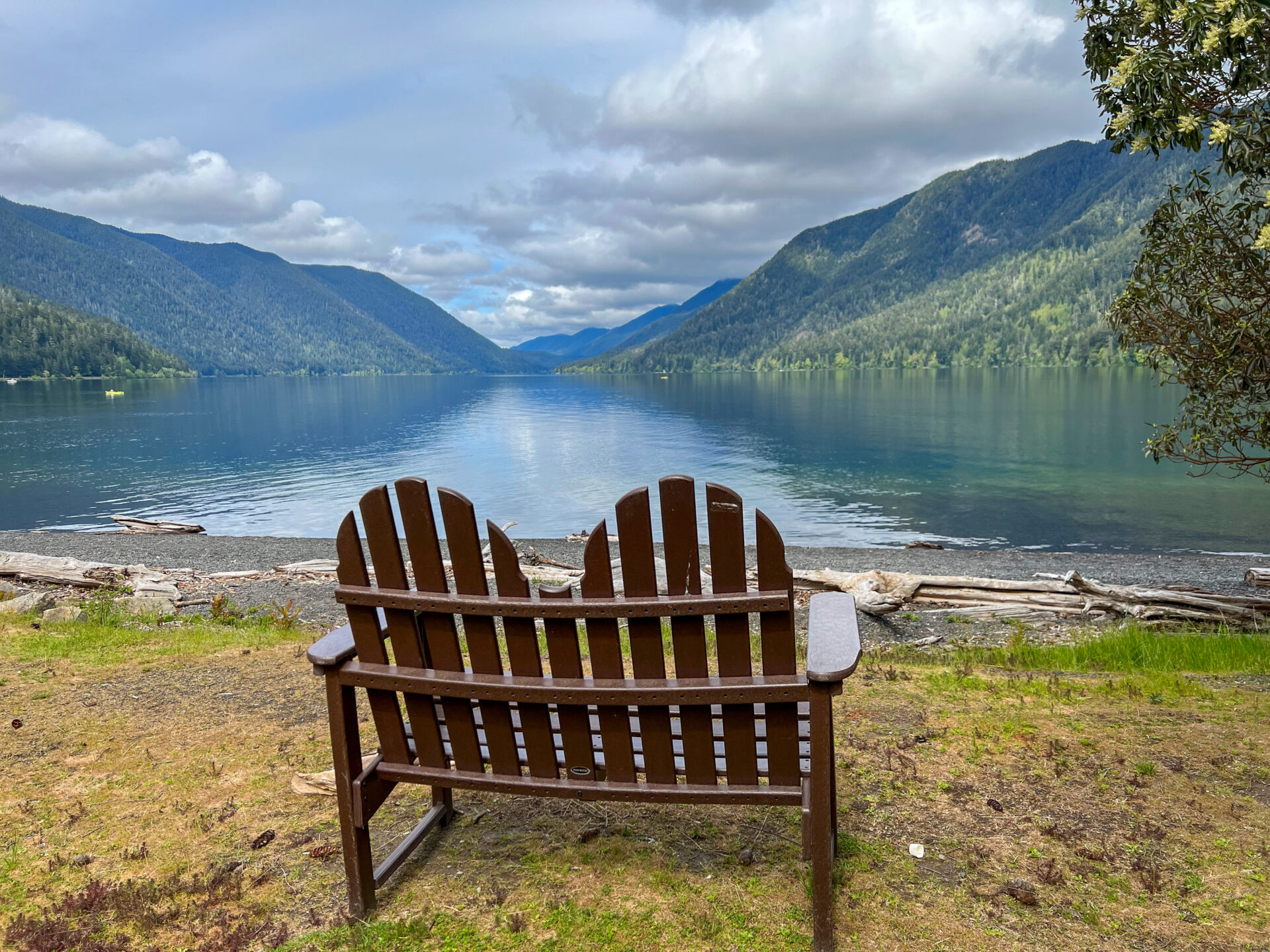 Bank am Crescent Lake mit See und Bergen im Hintergrund Olympic National Park Pazifischer Nordwesten Washington State