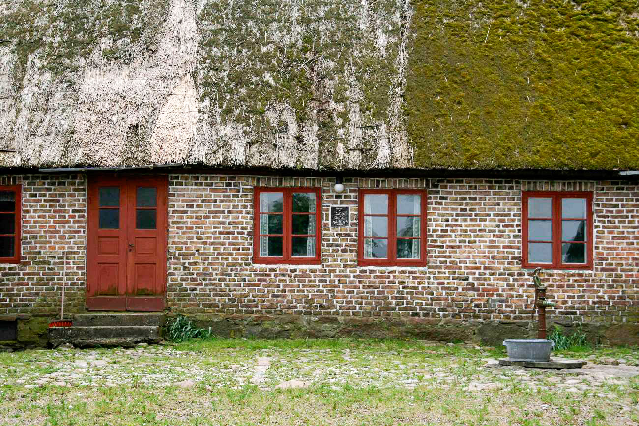 Bauernhaus mit Reetdach in Schweden