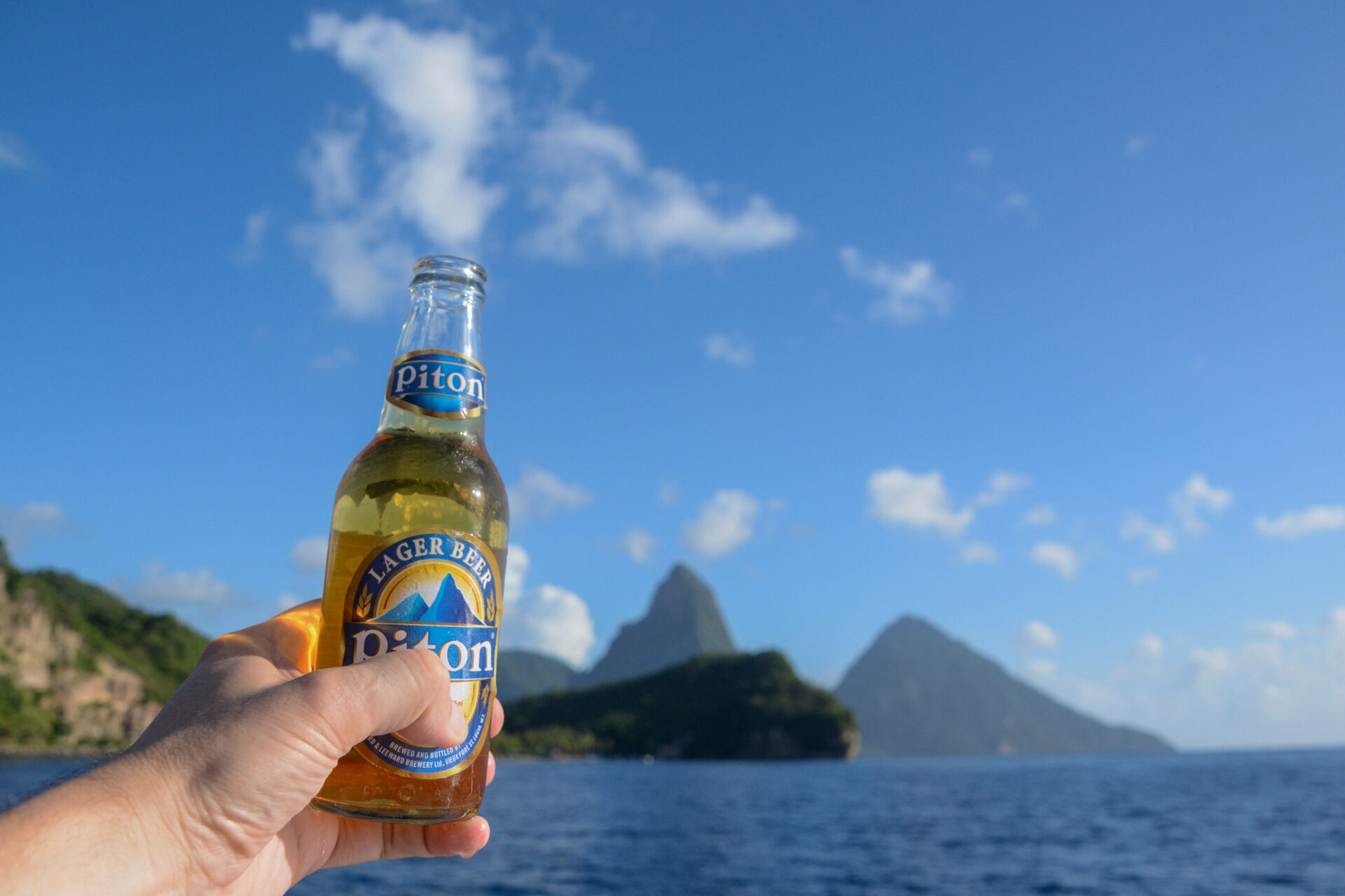 Flasche Piton-Bier auf St. Lucia vor dem Bergmassiv der Pitons